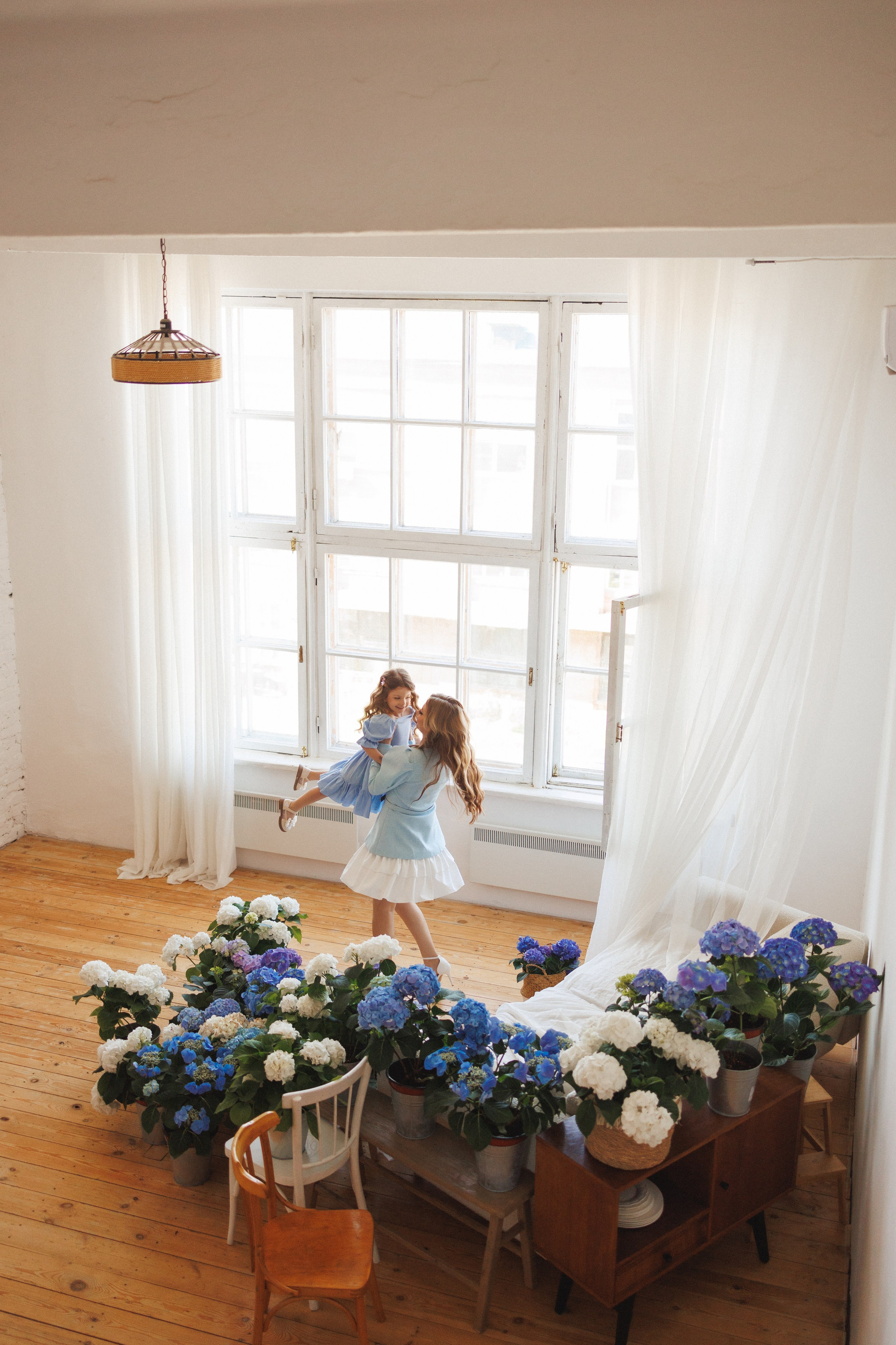 Фотосессия с живыми цветами Гортензии в фотостудии Space JOBS, город Краснодар. Семейный и детский фотограф в Краснодаре Анна Трашкова