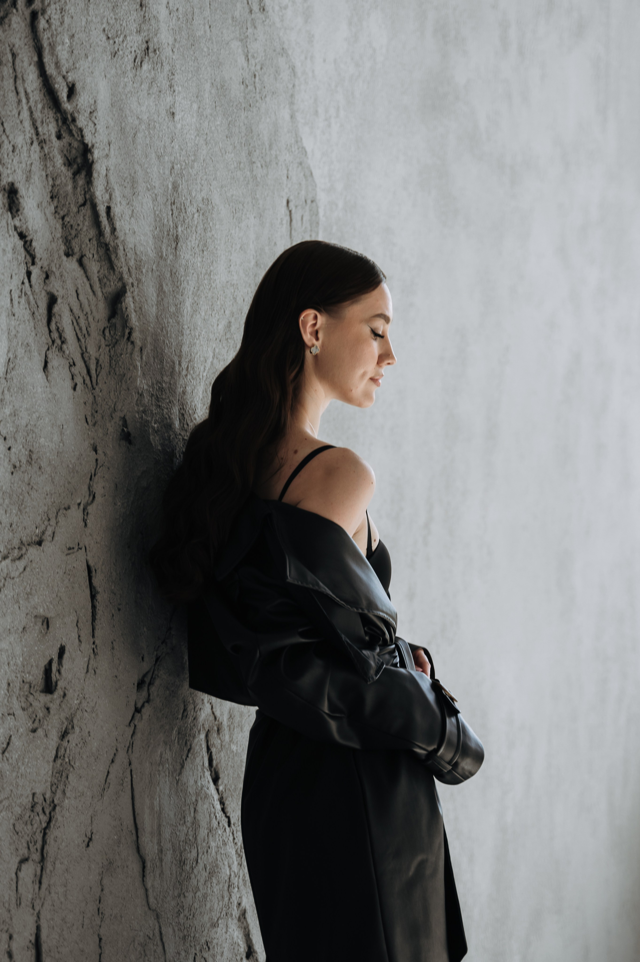 женский портрет на фоне серой текстурной стены