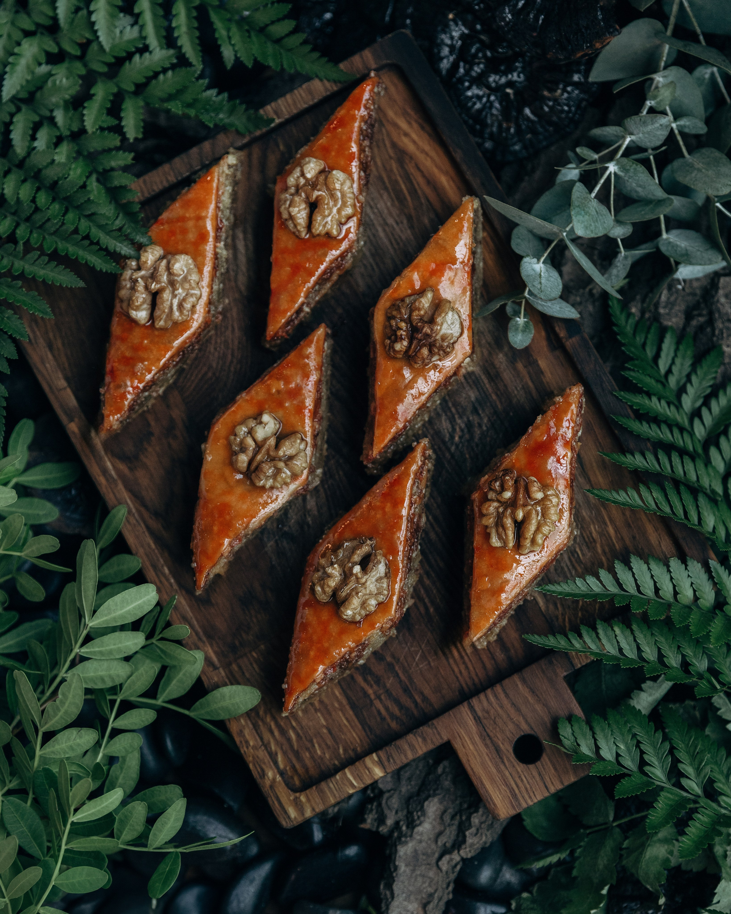 чурчхела и пахлава: традиционные сладости на блюде, съёмка сверху фудсъемка