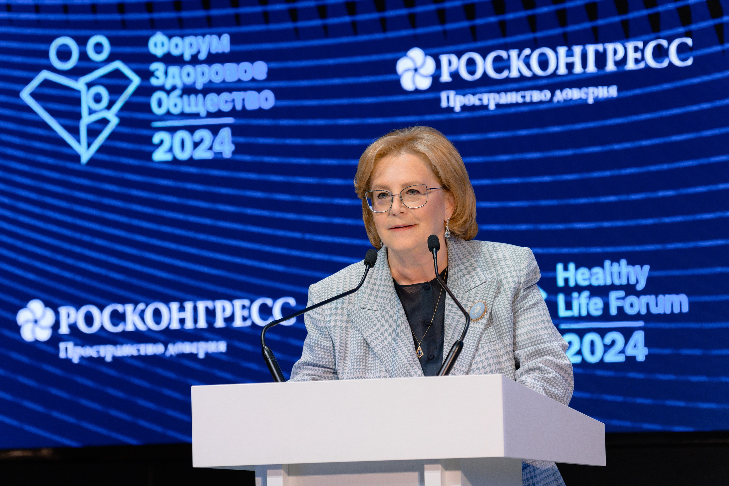 Выставки: Фотография с выставки, на которой посетители изучают представленные экспонаты. Скворцова Вероника. Татьяна Голикова. Михаил Мурашко. Единая Россия. Дума. Министр Здравоохранения. ФМБА. Правительство России. Фотография с форума, на которой участники активно участвуют в дискуссии. Форум здоровое общество