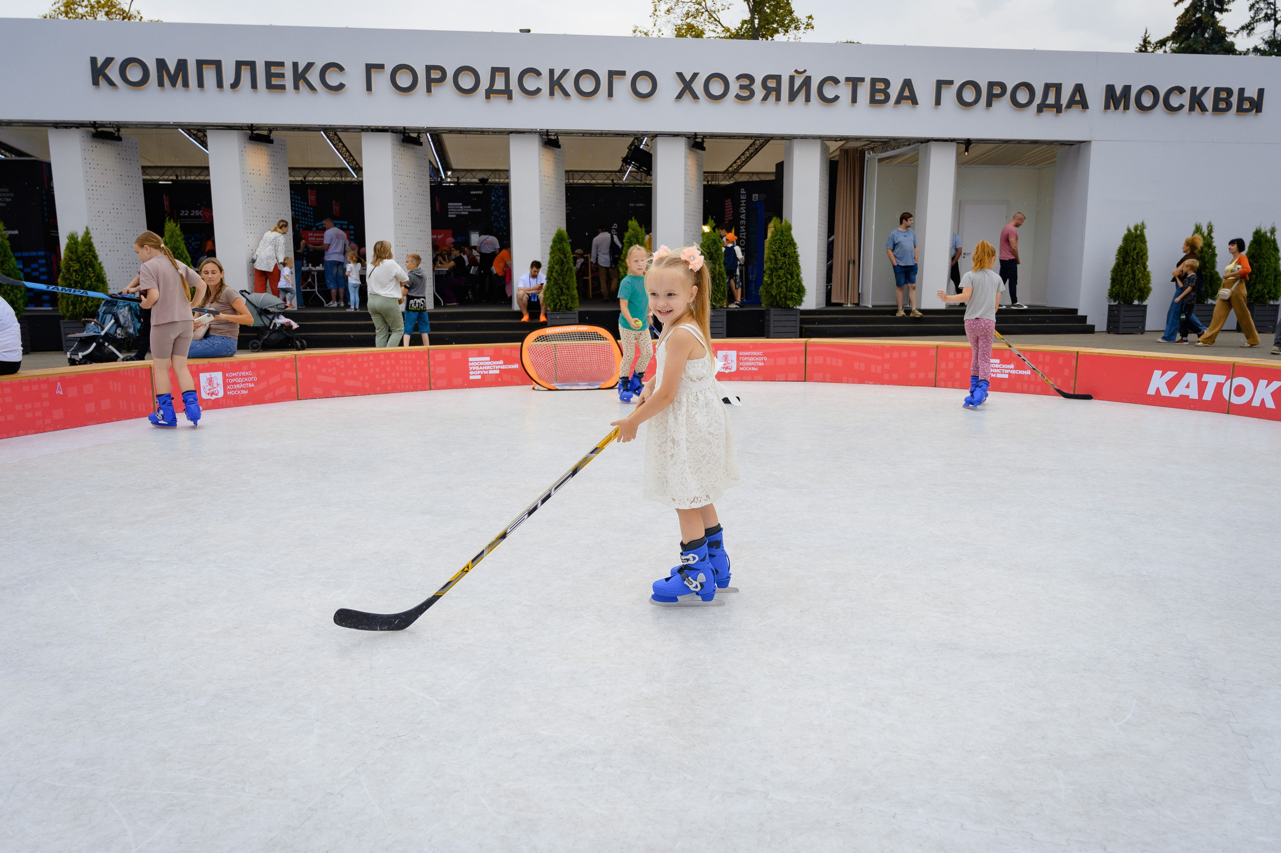 Репортажная съемка: "Фотография репортажного характера, запечатлевшая важный момент корпоративного мероприятия."