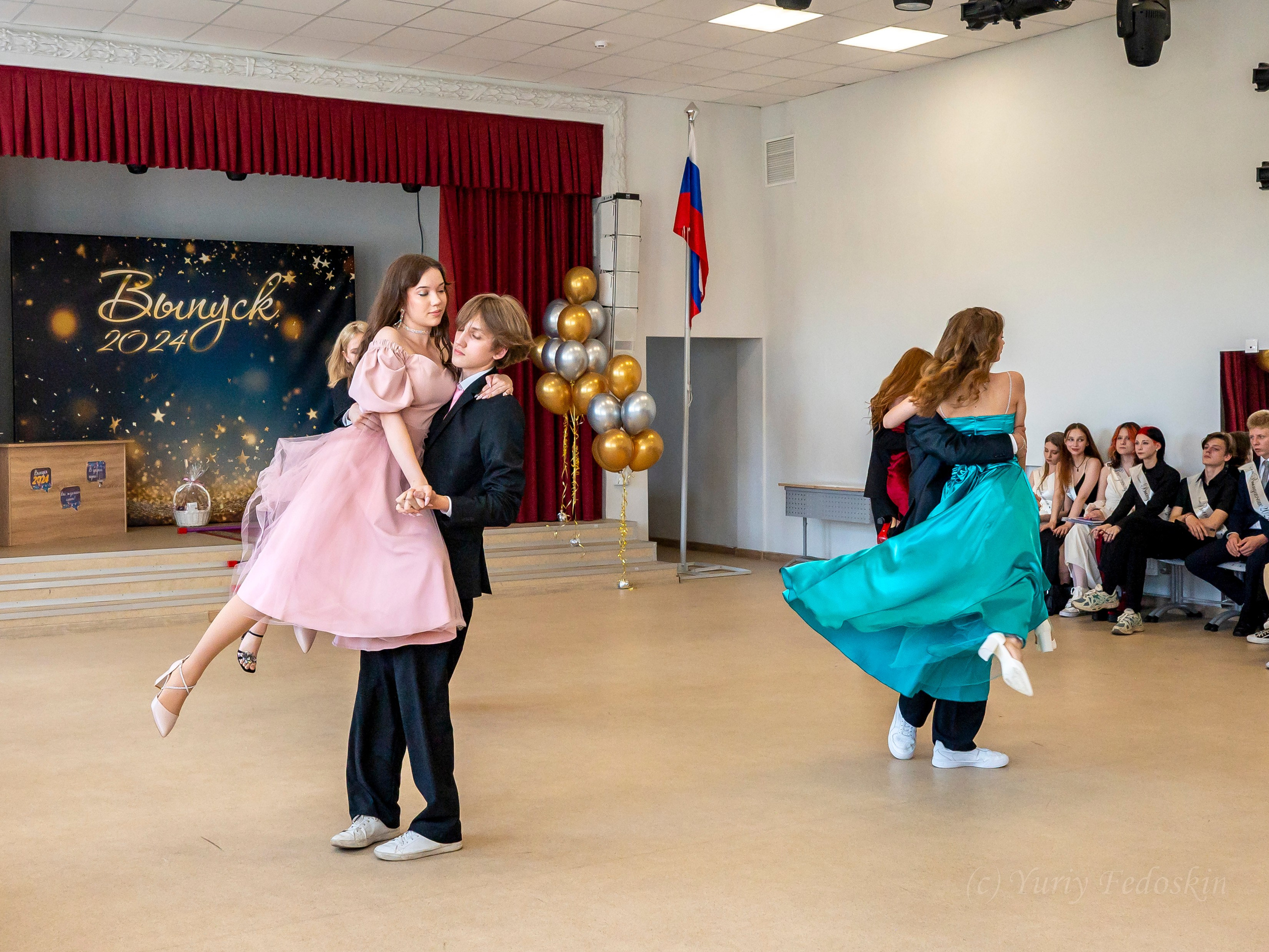 Репортаж о выпускном 9 классов в школе № 7 города Королёва, 26.06.24г. Профессиональный фотограф интерьеров в Москве Юрий Федоскин