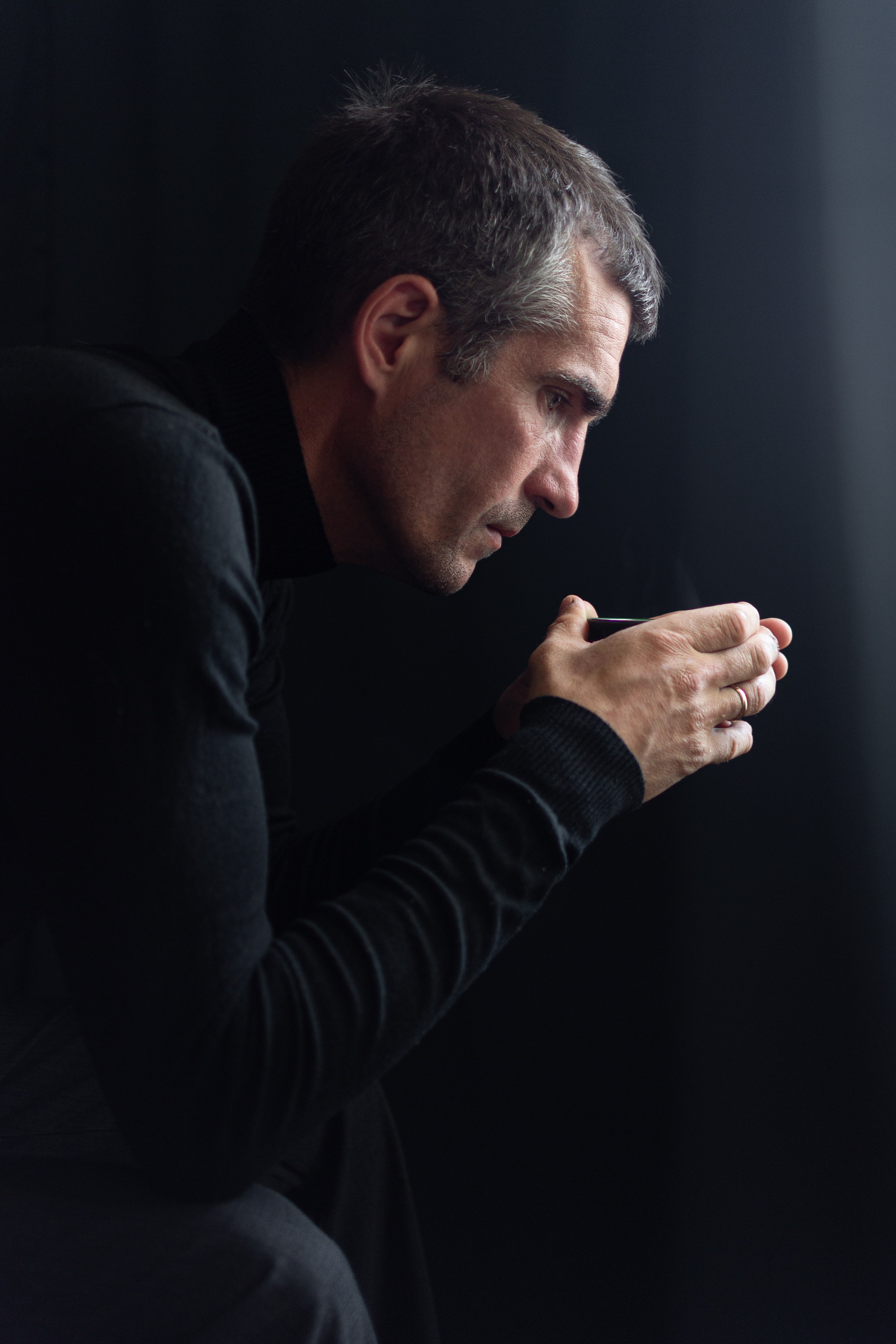 Мужской портрет  в помещении