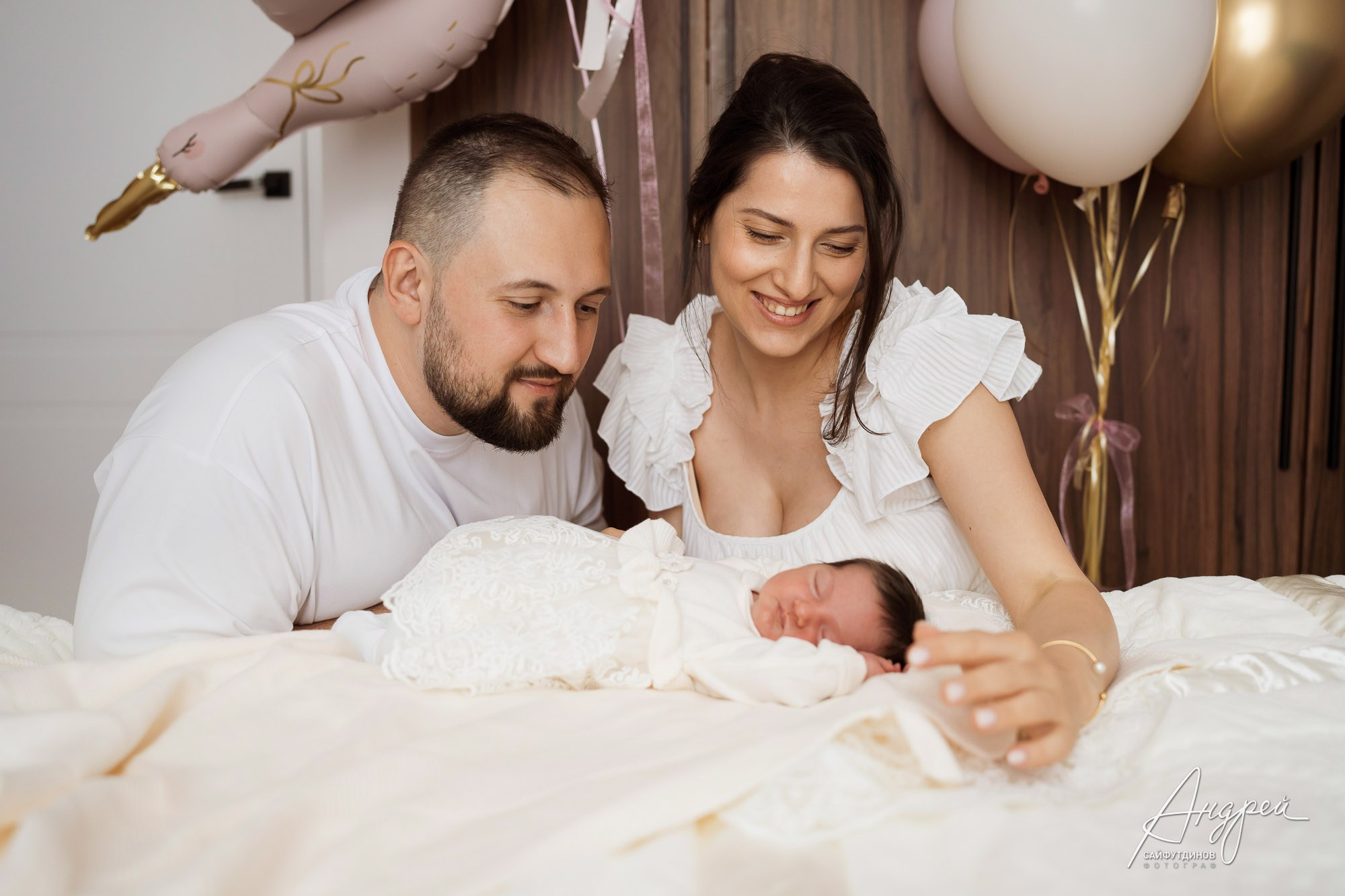 Родители любуются новорожденной дочкой дома в день выписки из роддома, Ростов-на-Дону, семейная фотосессия.