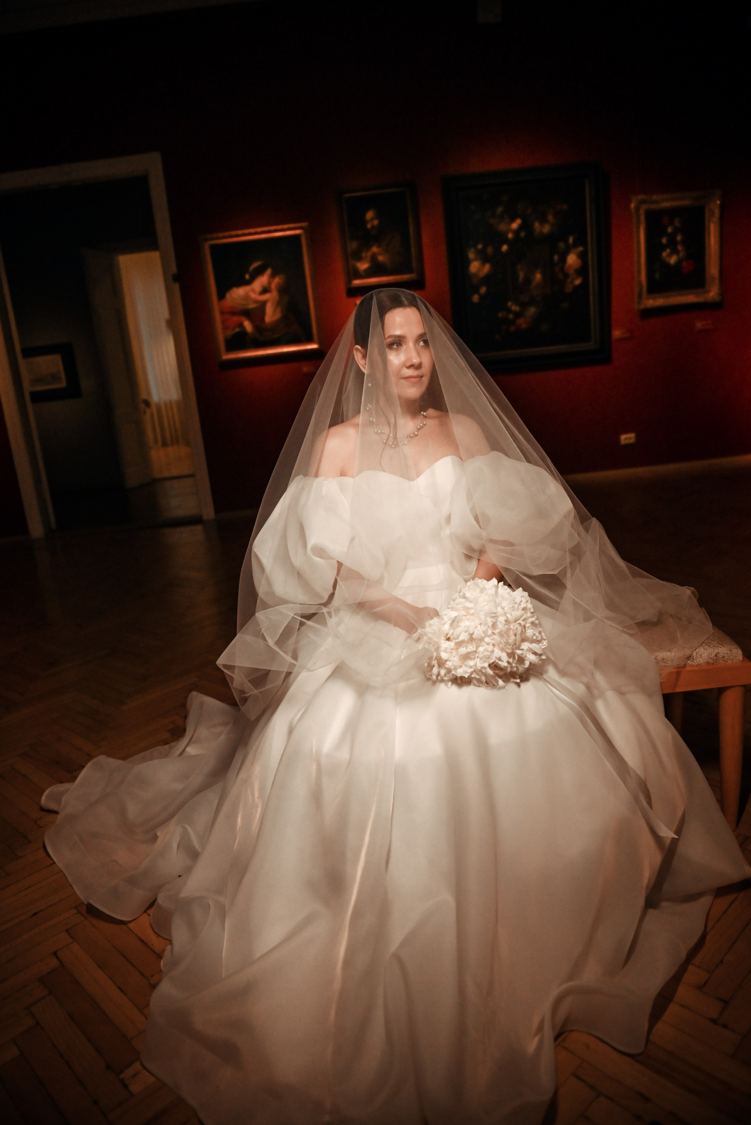 Небольшая свадебная серия в музее и прогулкой под дождем Эльмиры и Ризата. Свадебный, семейный, детский, контент фотограф в Омске Максим Ильин