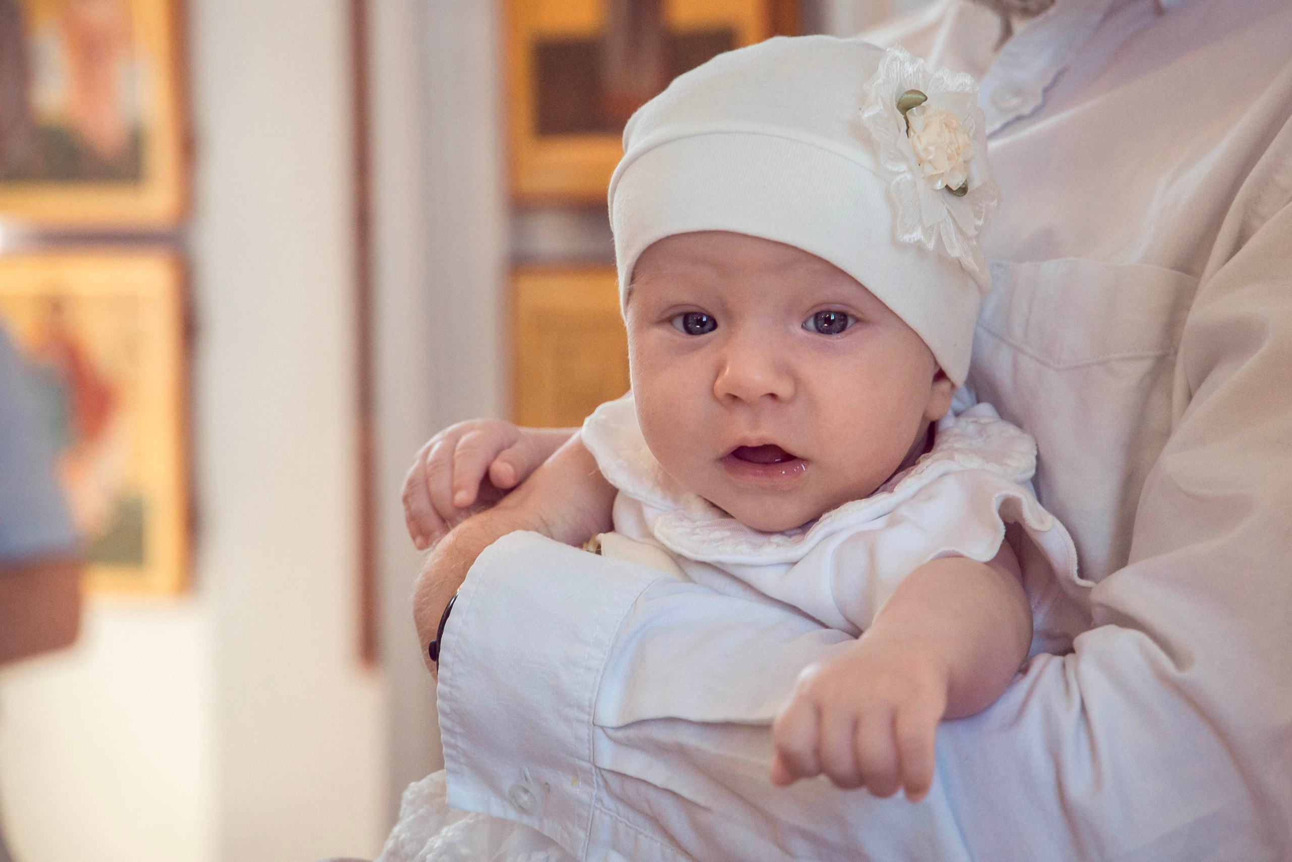 Детский портрет с таинства крещения в храме