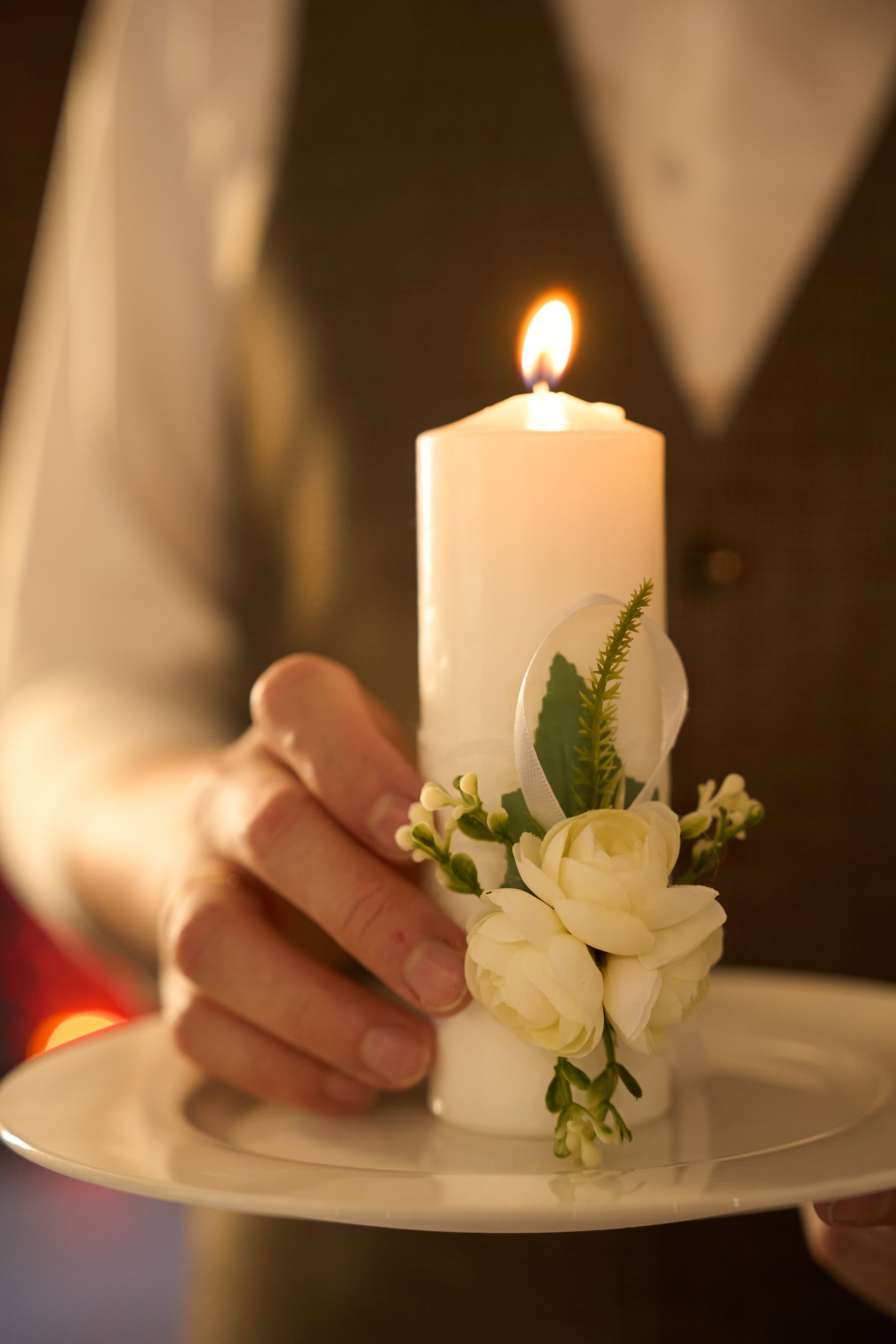 свеча на счастье молодоженов крупным планом