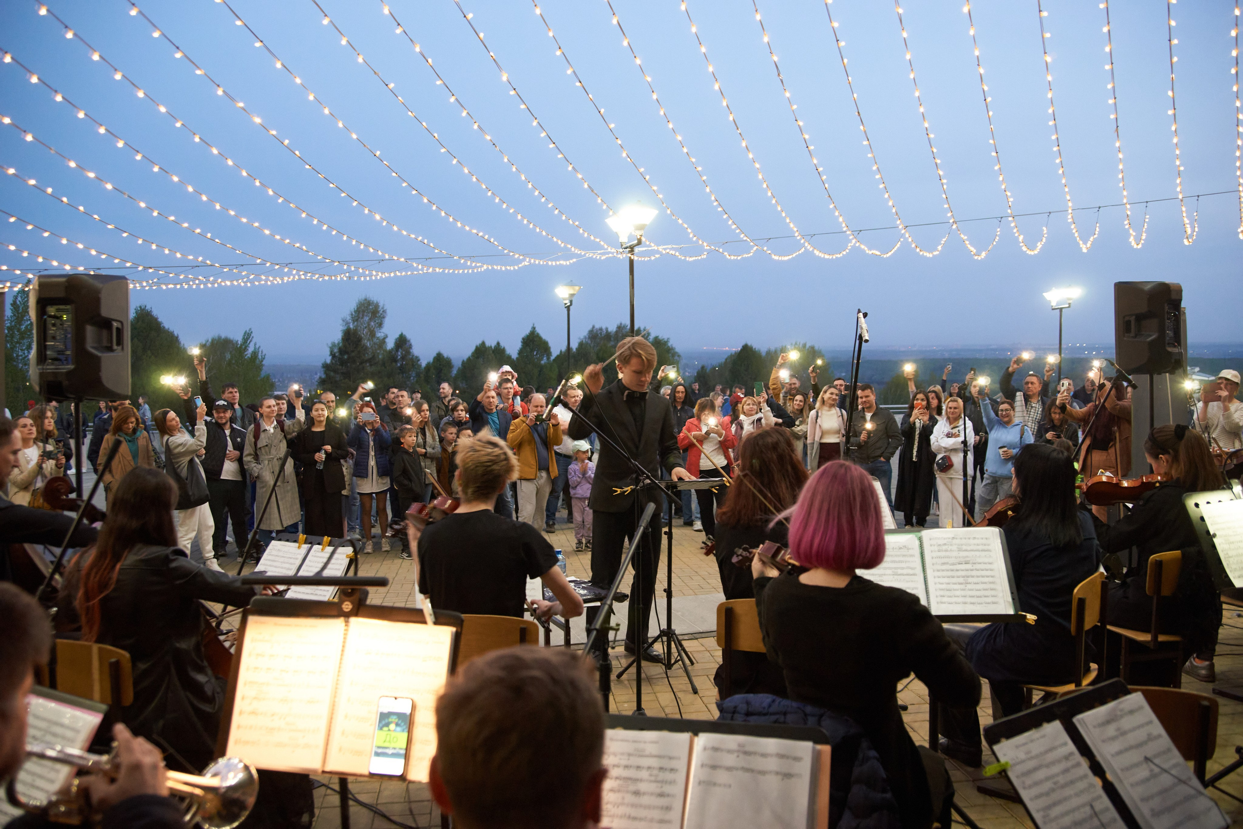 Репортаж: Музыкальная школа Виртуозы в Ночь музеев у планетария. Репортажный и женский фотограф в Новосибирске