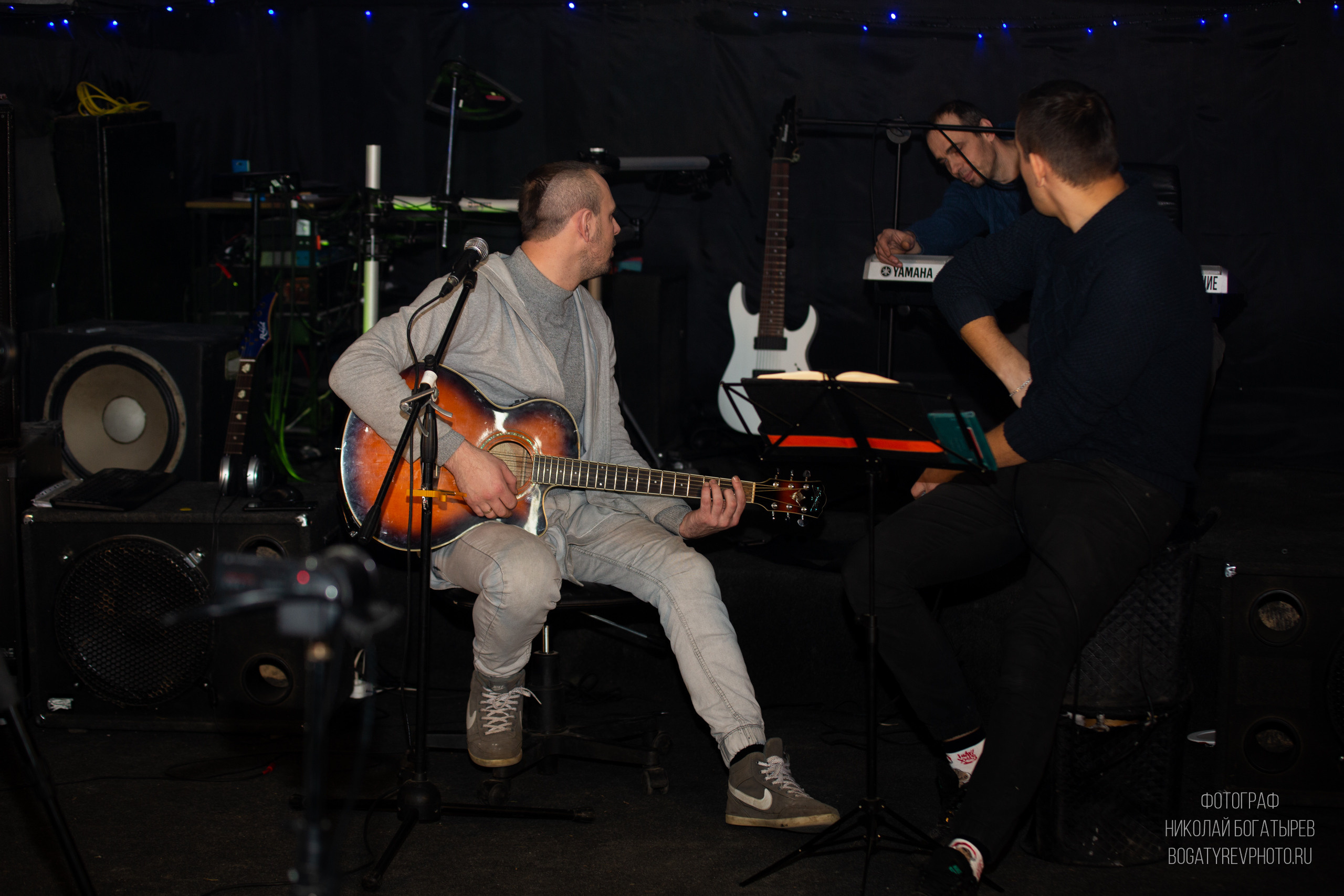 Двое мужчин играют на гитаре. Серж Борисов и Андрей хомяков. Фотограф Мценск Николай Богатырев 