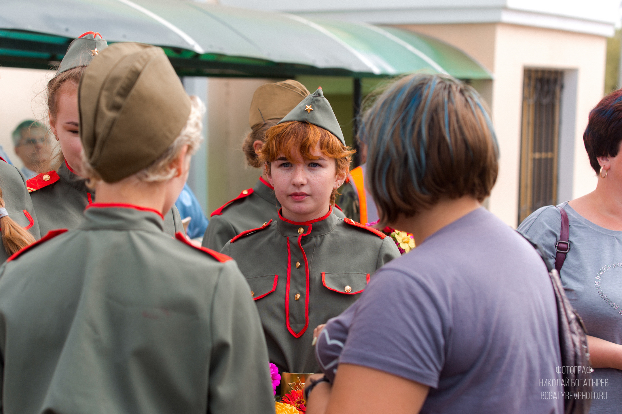 группа военнослужащих в военной форме смотрит на зеленый поезд