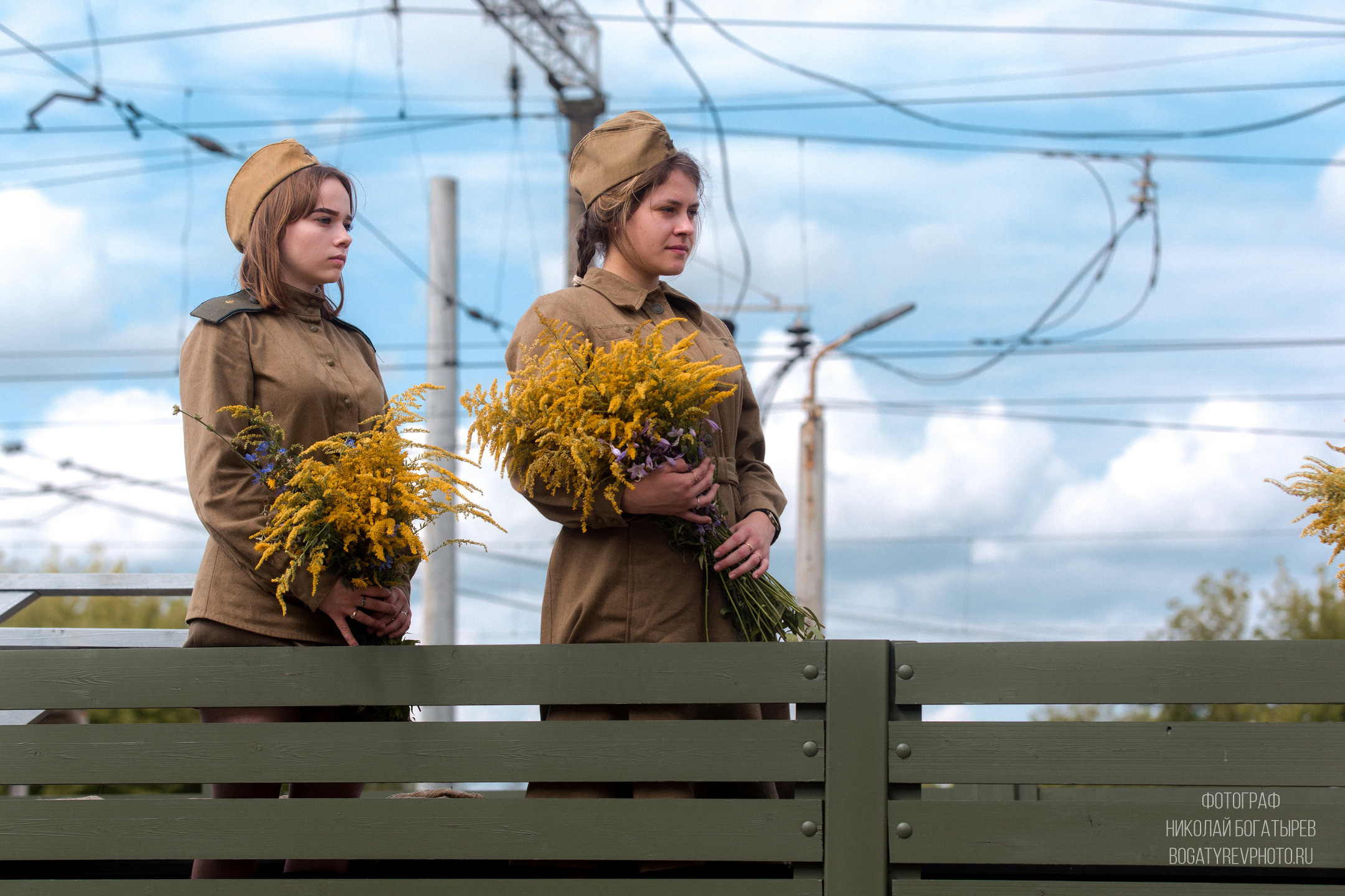 две девушки в питотках стоят вместе с букетом цветов на бронепоезде. Прибытие бронепоезда БП-43 на станцию Мценск. 