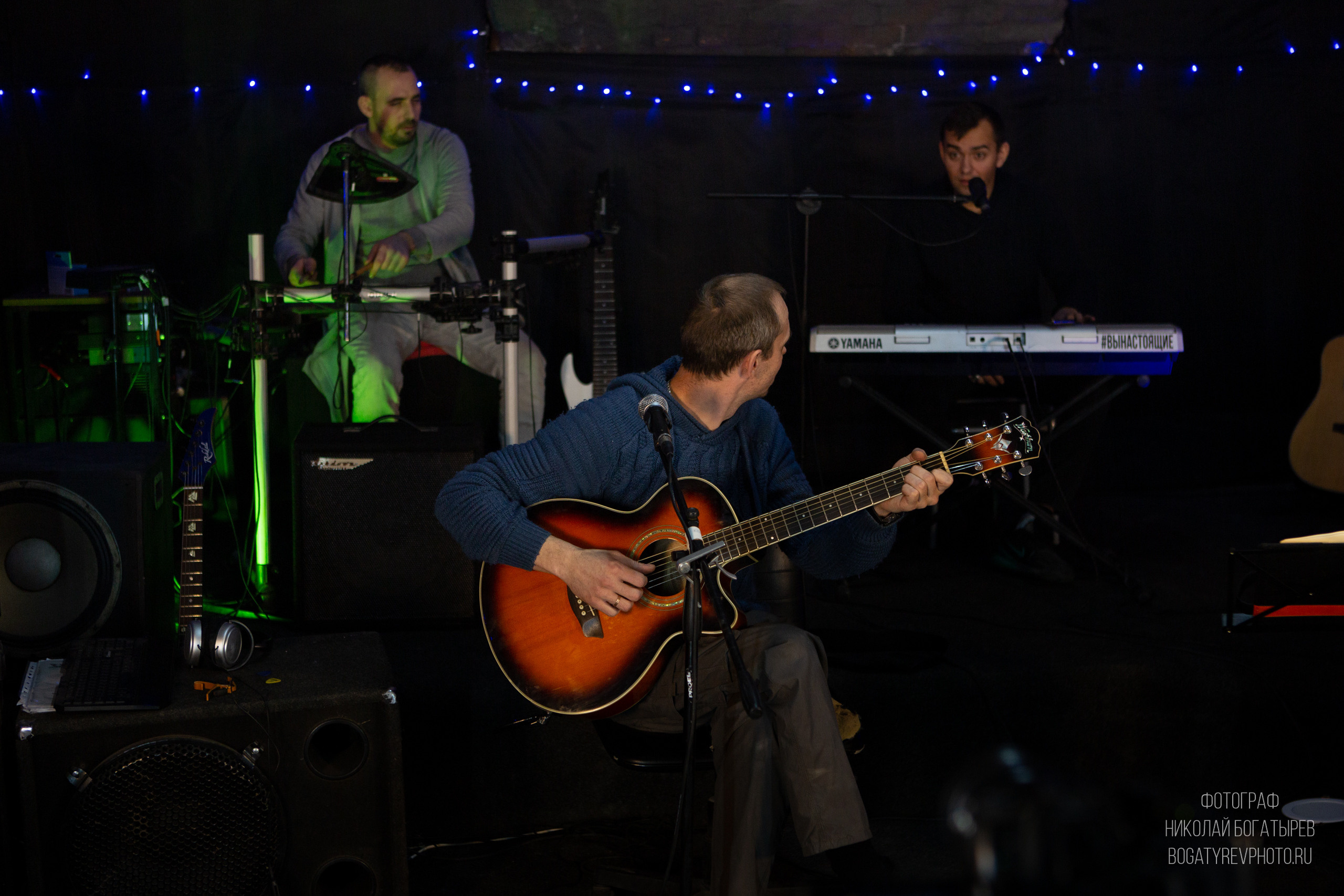Мужчины играют на гитаре. Денис Борисов и Андрей хомяков. Фотограф Мценск Николай Богатырев 
