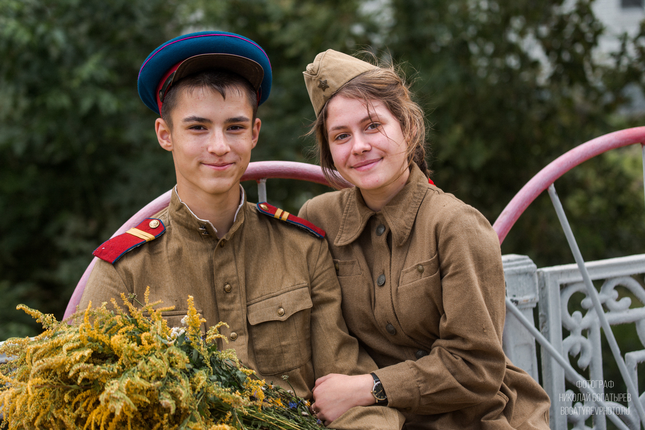 двое молодых людей в униформе держат цветы. Прибытие бронепоезда БП-43 на станцию Мценск