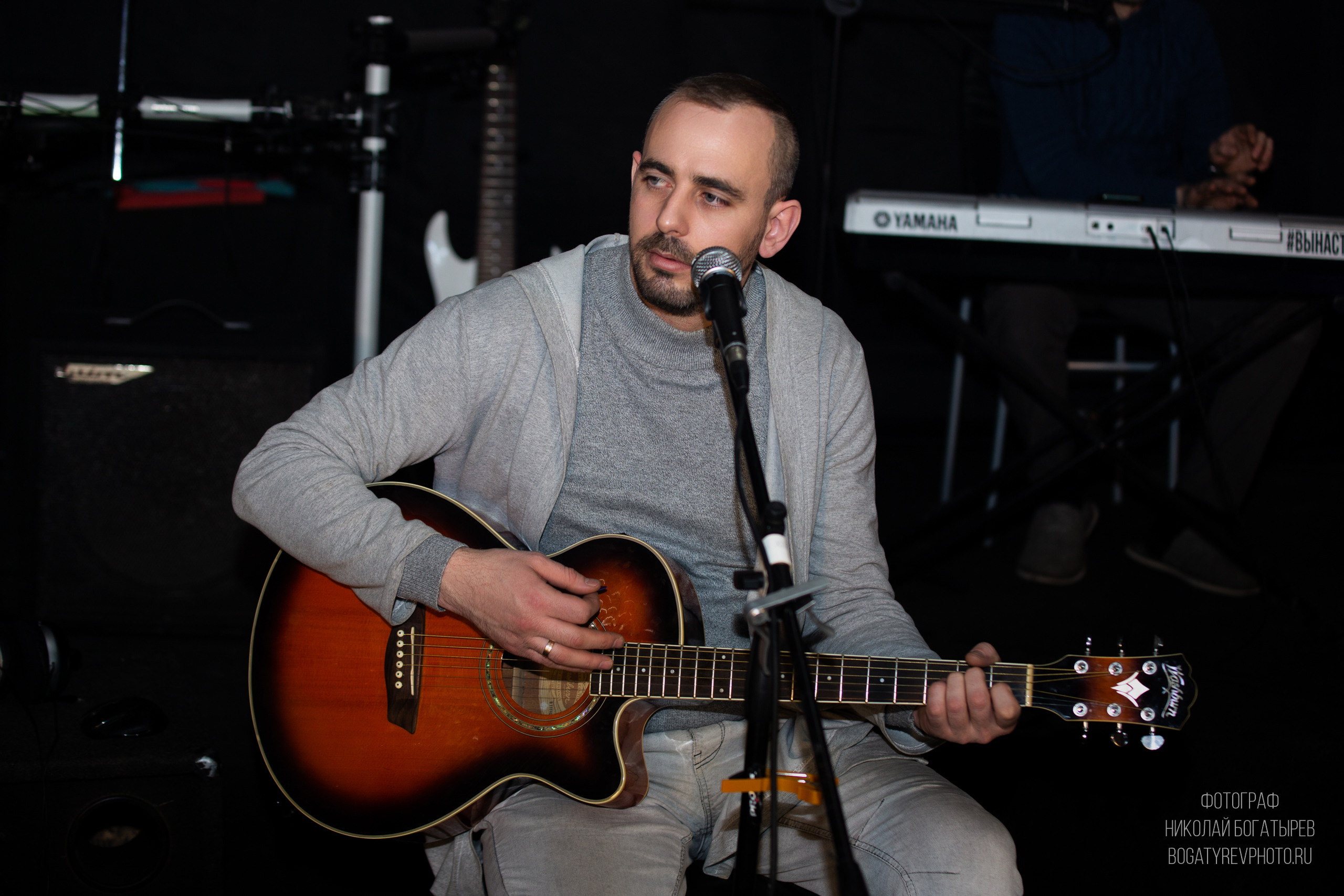 Двое мужчин играют на гитаре. Серж Борисов и Андрей хомяков. Фотограф Мценск Николай Богатырев 