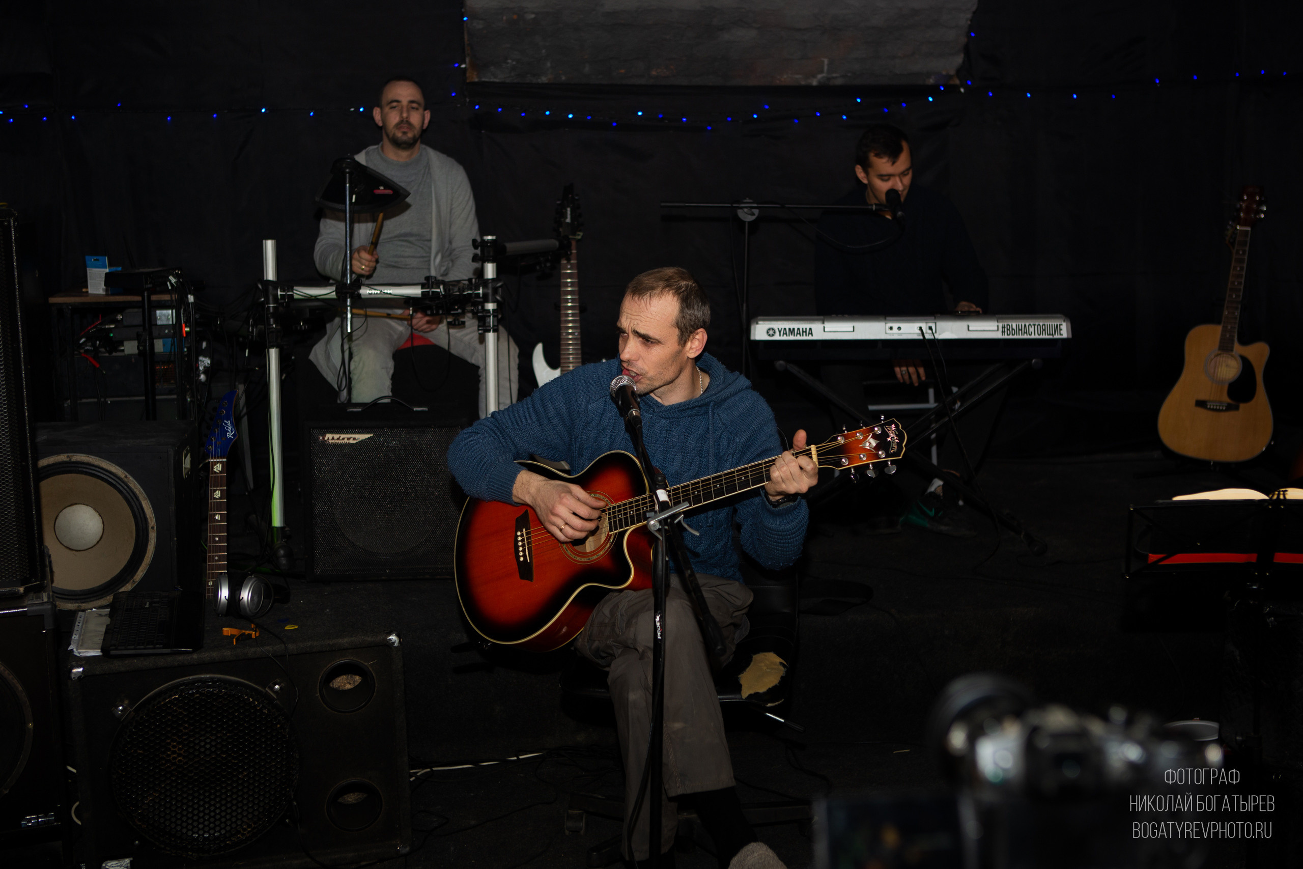 Мужчины играют на гитаре. Денис Борисов и Андрей хомяков. Фотограф Мценск Николай Богатырев 