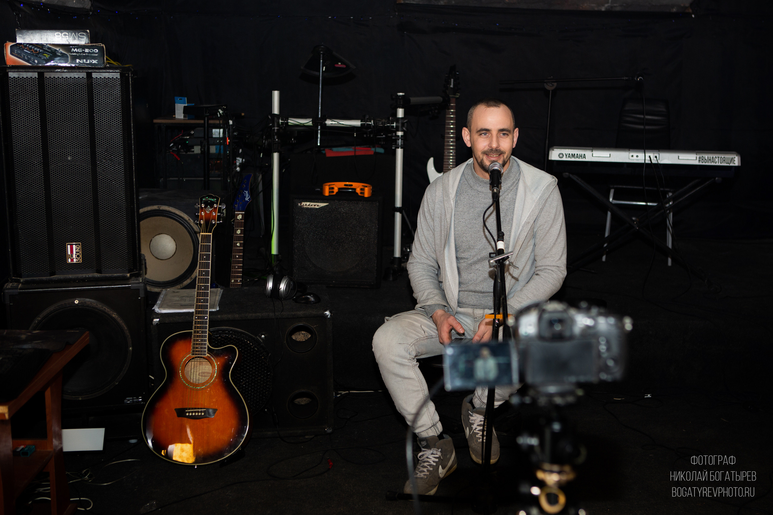 Двое мужчин играют на гитаре. Серж Борисов и Андрей хомяков. Фотограф Мценск Николай Богатырев