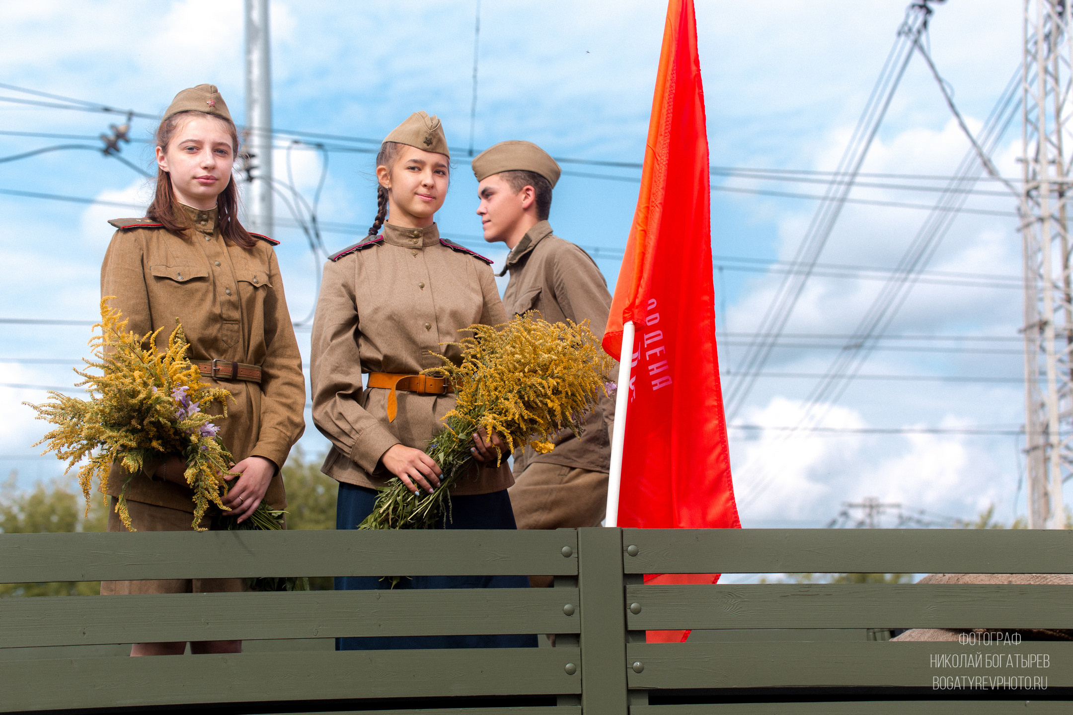 две девушки в питотках стоят вместе с букетом цветов на бронепоезде. Прибытие бронепоезда БП-43 на станцию Мценск. 