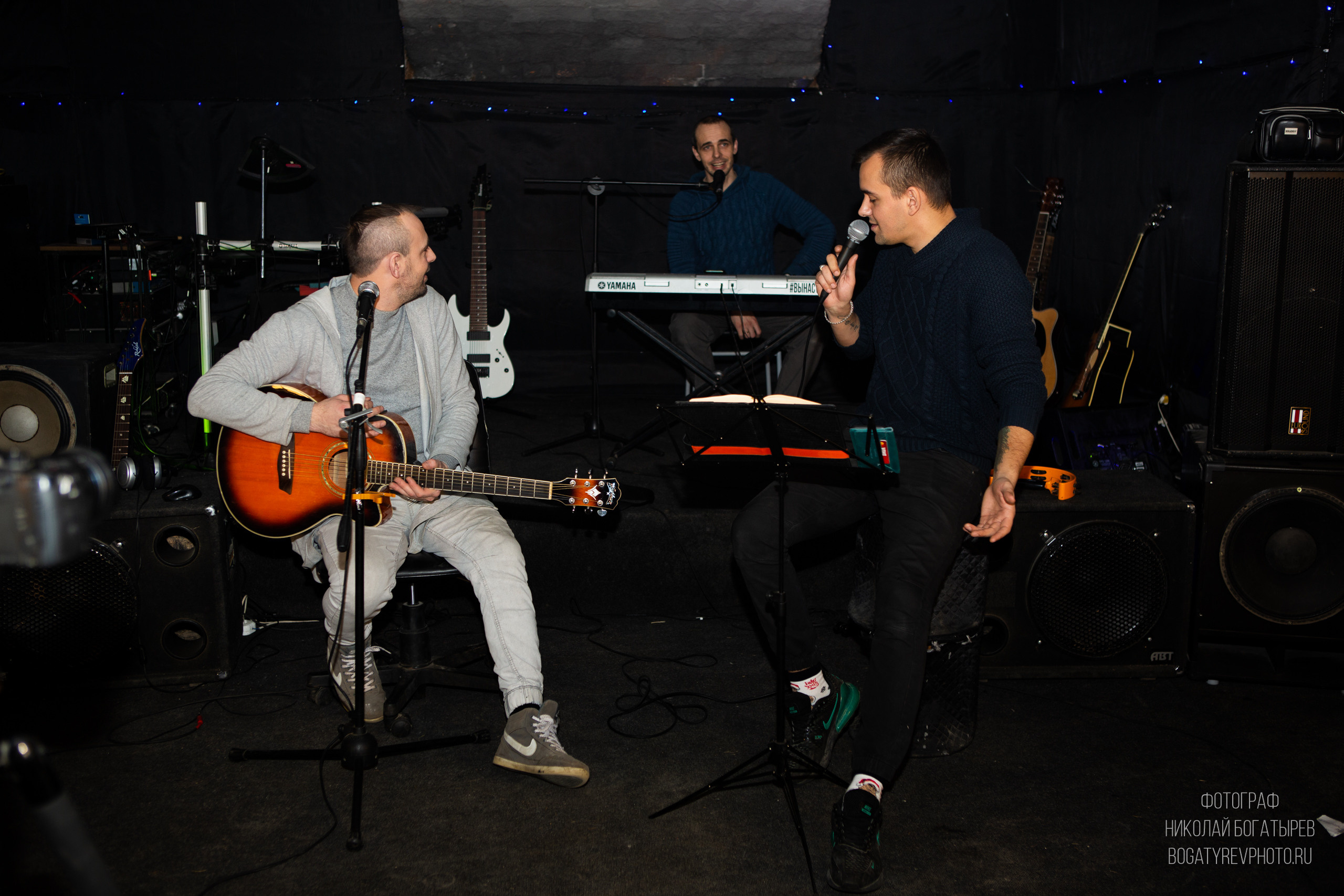 Двое мужчин играют на гитаре. Серж Борисов и Андрей хомяков. Фотограф Мценск Николай Богатырев 