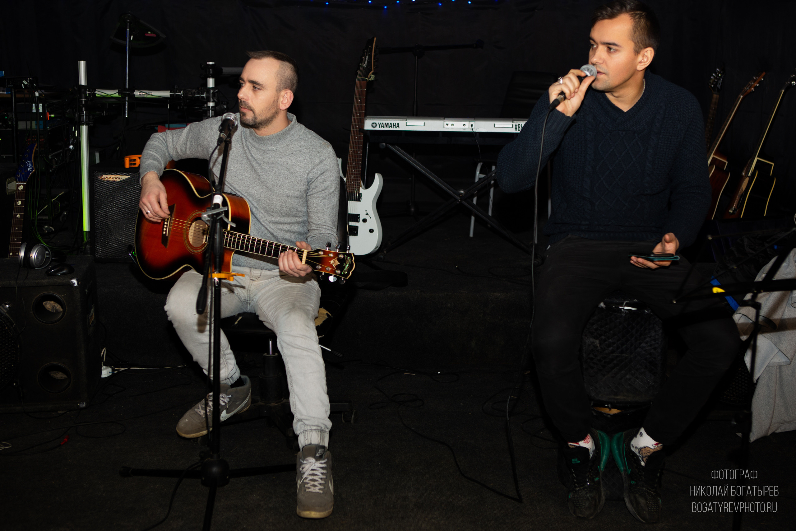 Двое мужчин играют на гитаре. Серж Борисов и Андрей хомяков. Фотограф Мценск Николай Богатырев 