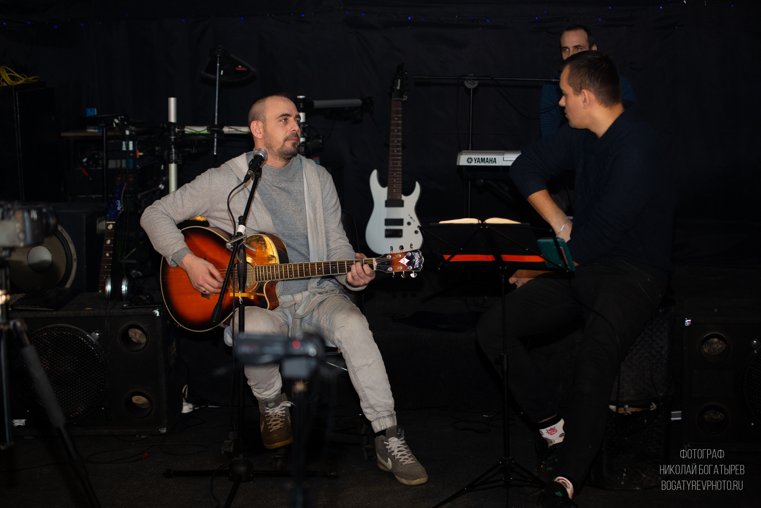 Двое мужчин играют на гитаре. Серж Борисов и Андрей хомяков. Фотограф Мценск Николай Богатырев 