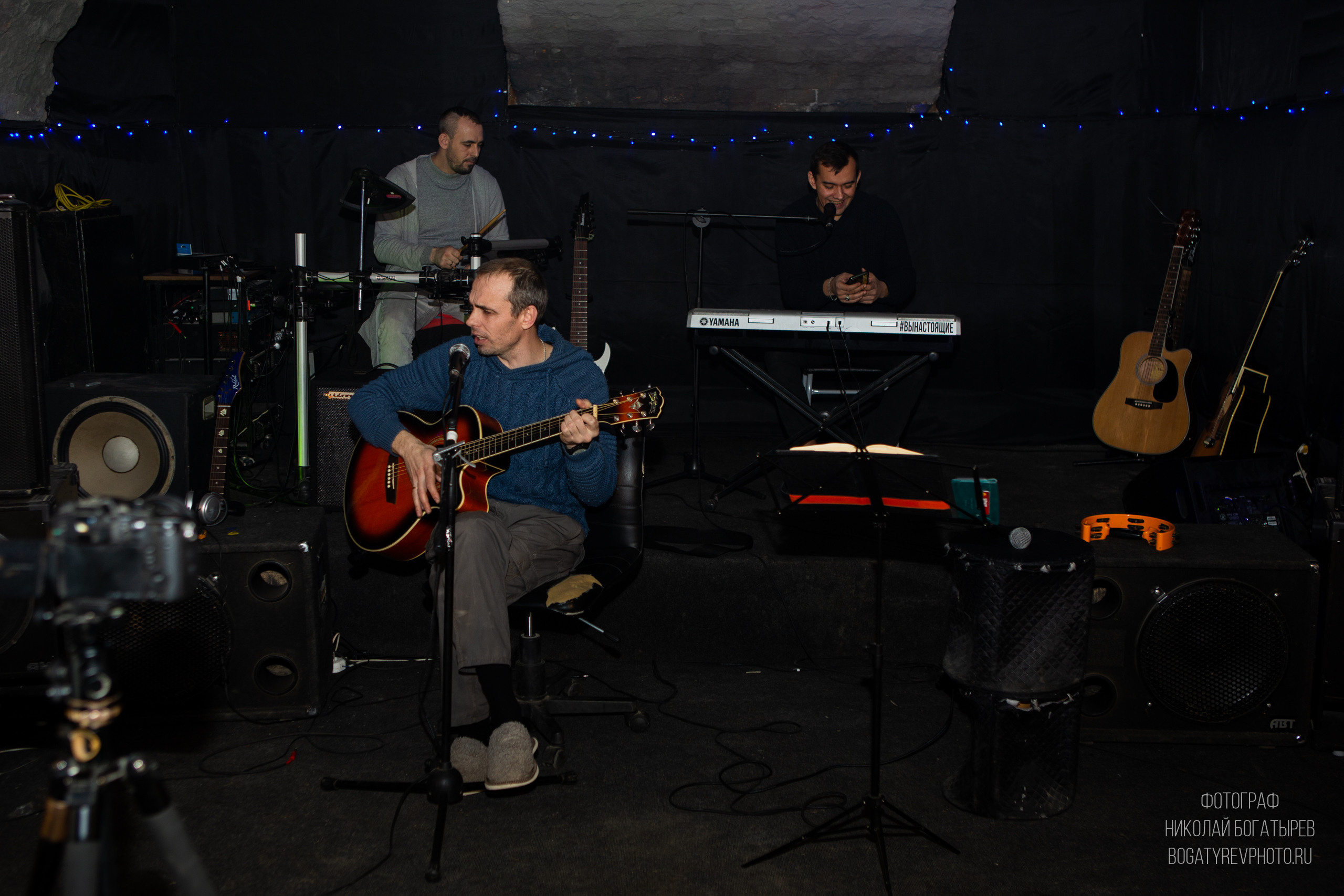 Мужчины играют на гитаре. Денис Борисов и Андрей хомяков. Фотограф Мценск Николай Богатырев 