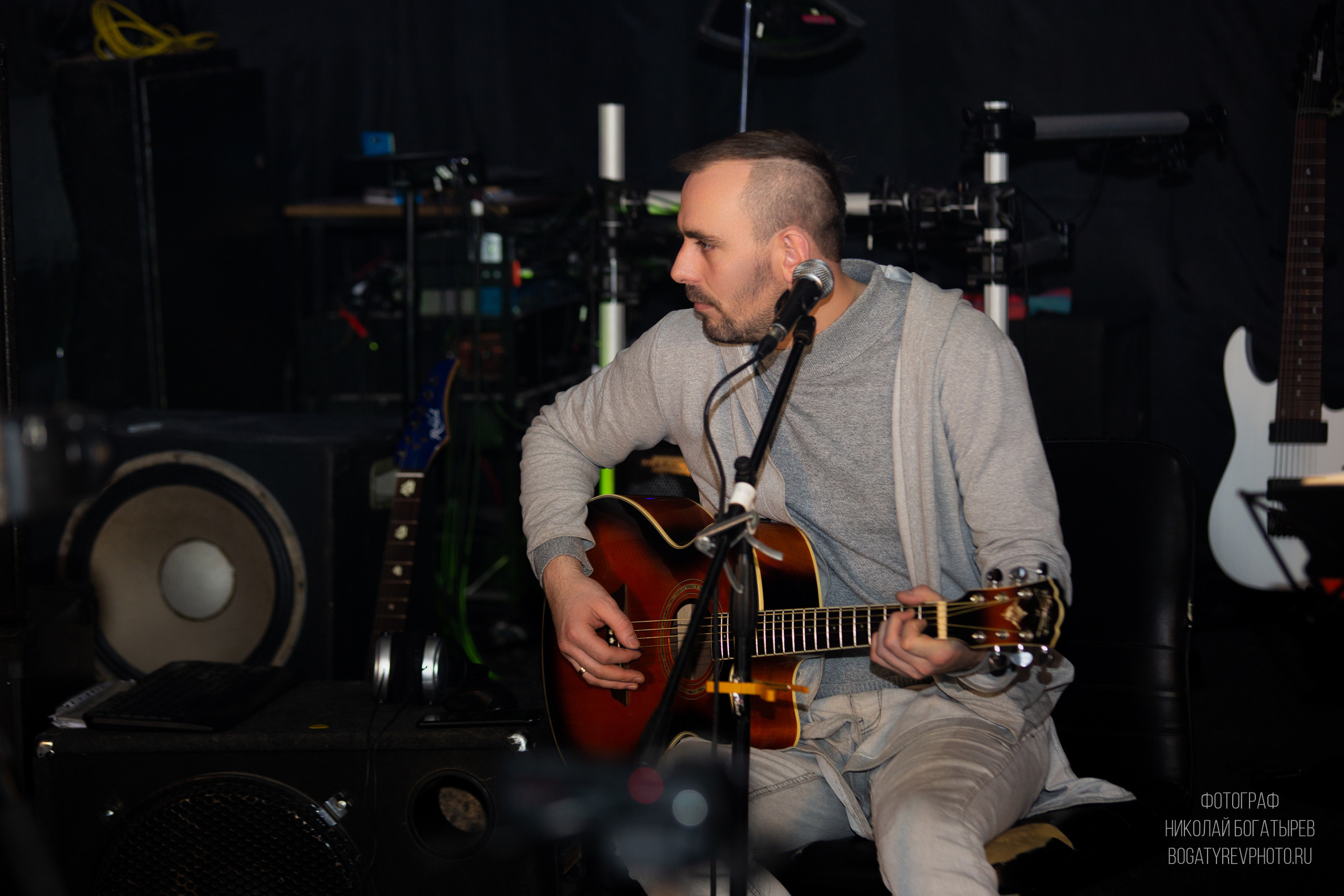Двое мужчин играют на гитаре. Серж Борисов и Андрей хомяков. Фотограф Мценск Николай Богатырев 