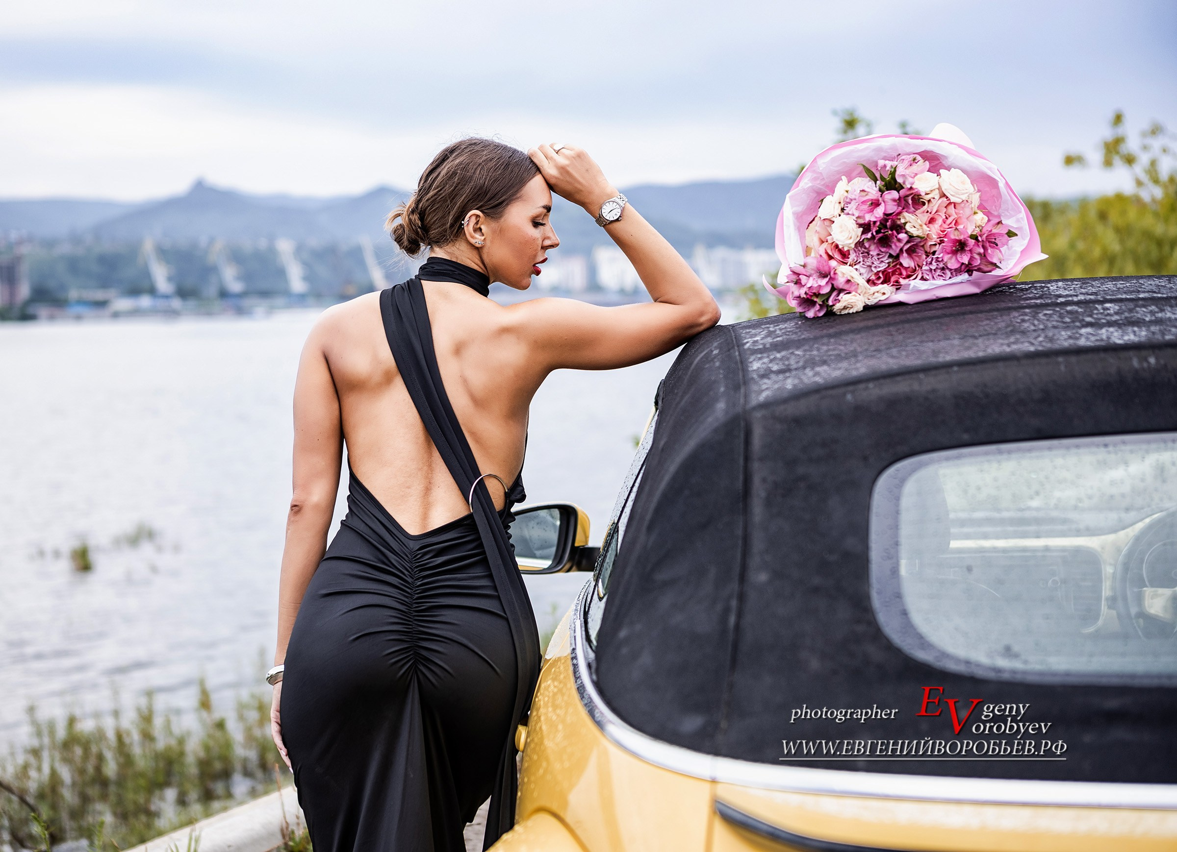 Фотосессия с кабриолетом фотограф в Красноярске красивая сексуальная девушка платье цветы букет аренда прокат цена стоимость описание 