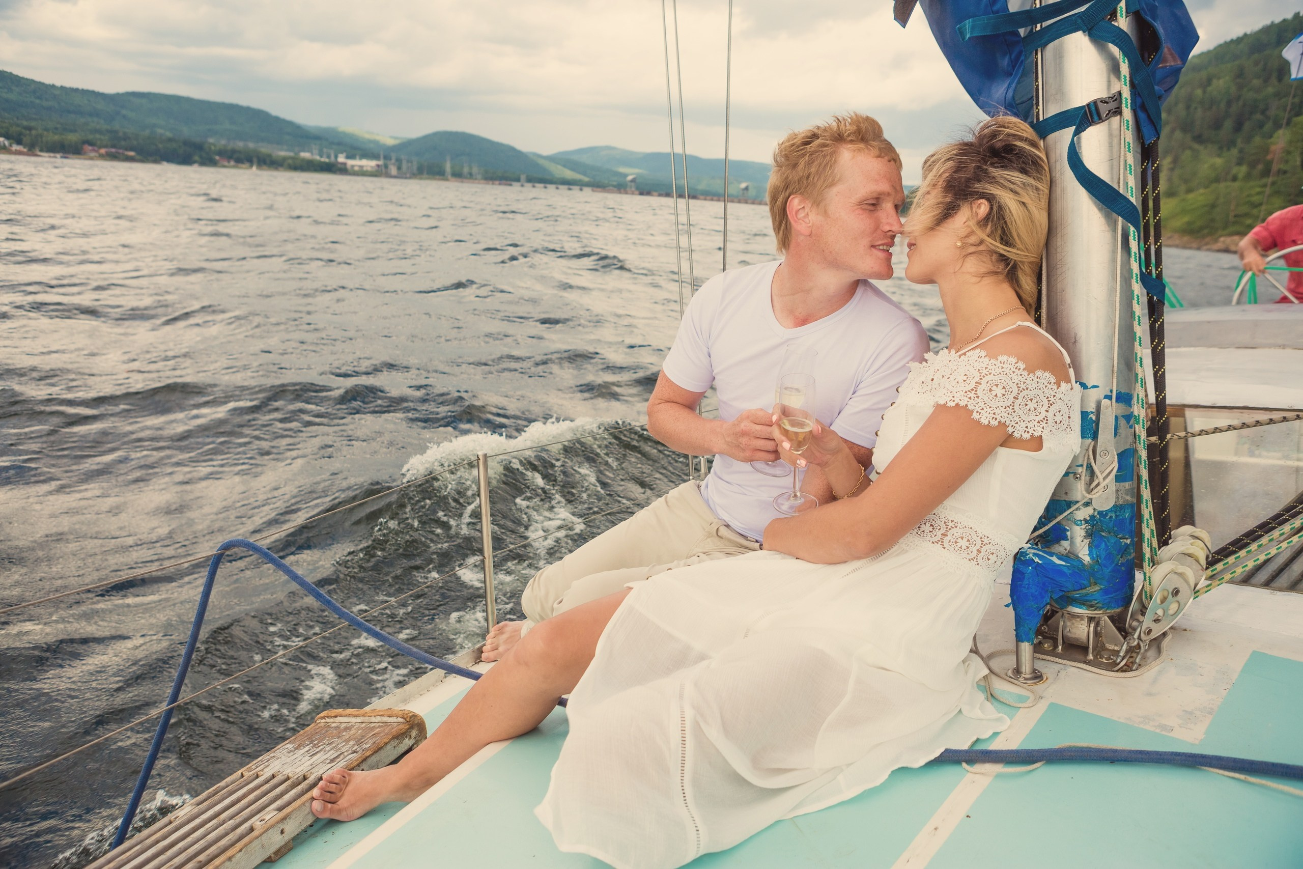 фотосессия фотограф Красноярск лавстори на парусной яхте Красноярское море аэросъёмка с квадрокоптера FPV дрона видео видеоролик Дивногорск Шумиха Бирюса прогулка идея место образы пример фото позы для морской фотосессии на парусной яхте Красноярское водохранилище путешествие визажист причёска макияж свадьба свадебная фотосессия