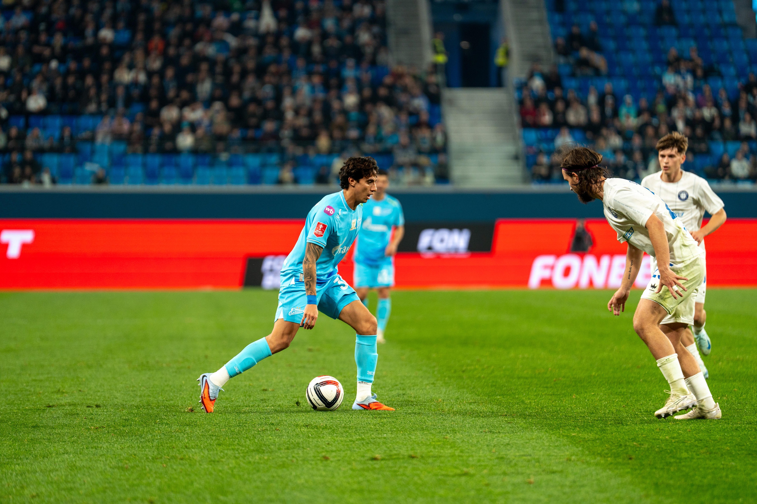 Защитник Зенита перехватывает мяч на газоне спортивный фотограф Санкт-Петербург