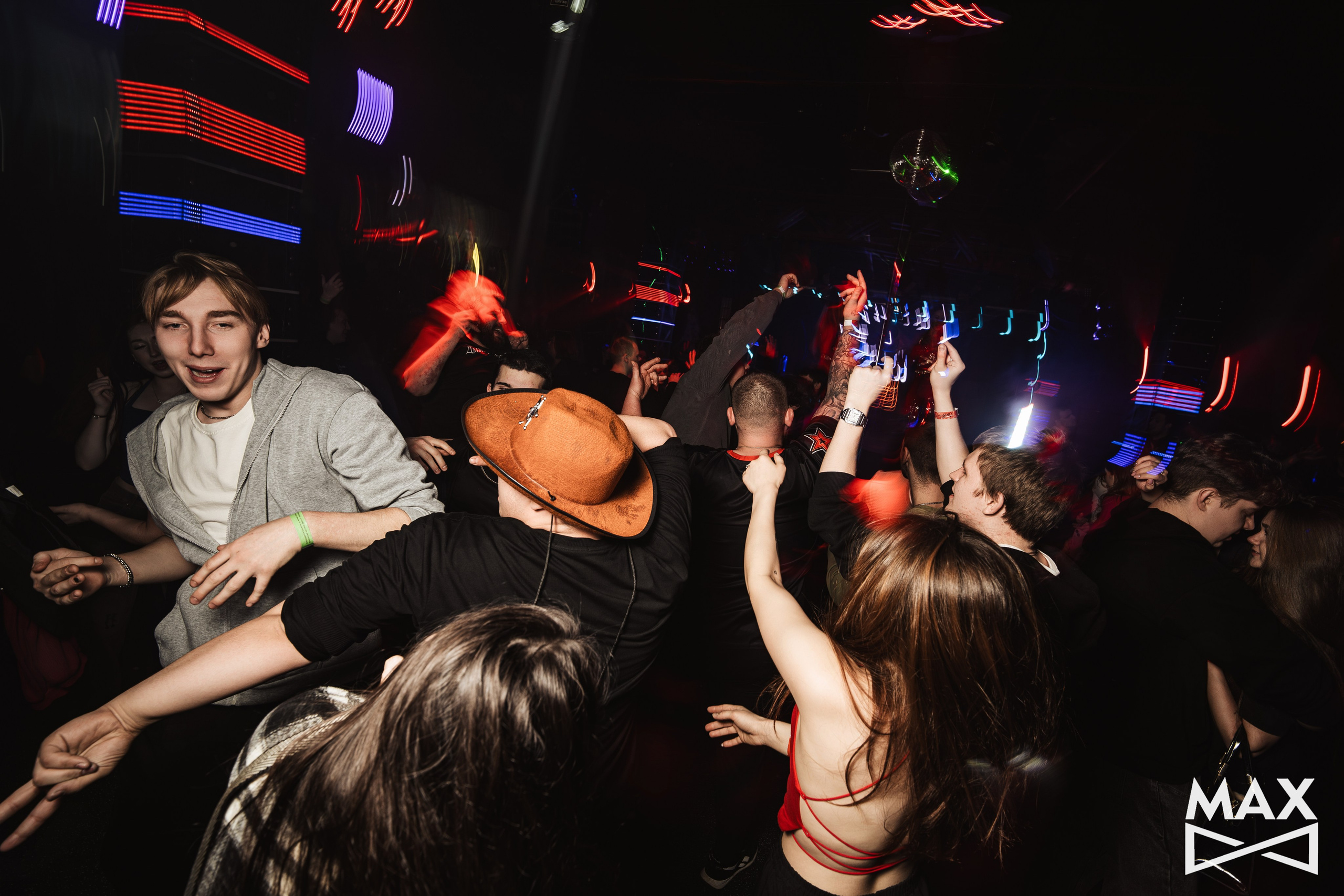 NIGHT CLUB «MAX». Фотограф Великий Новгород Артем Чернецкий