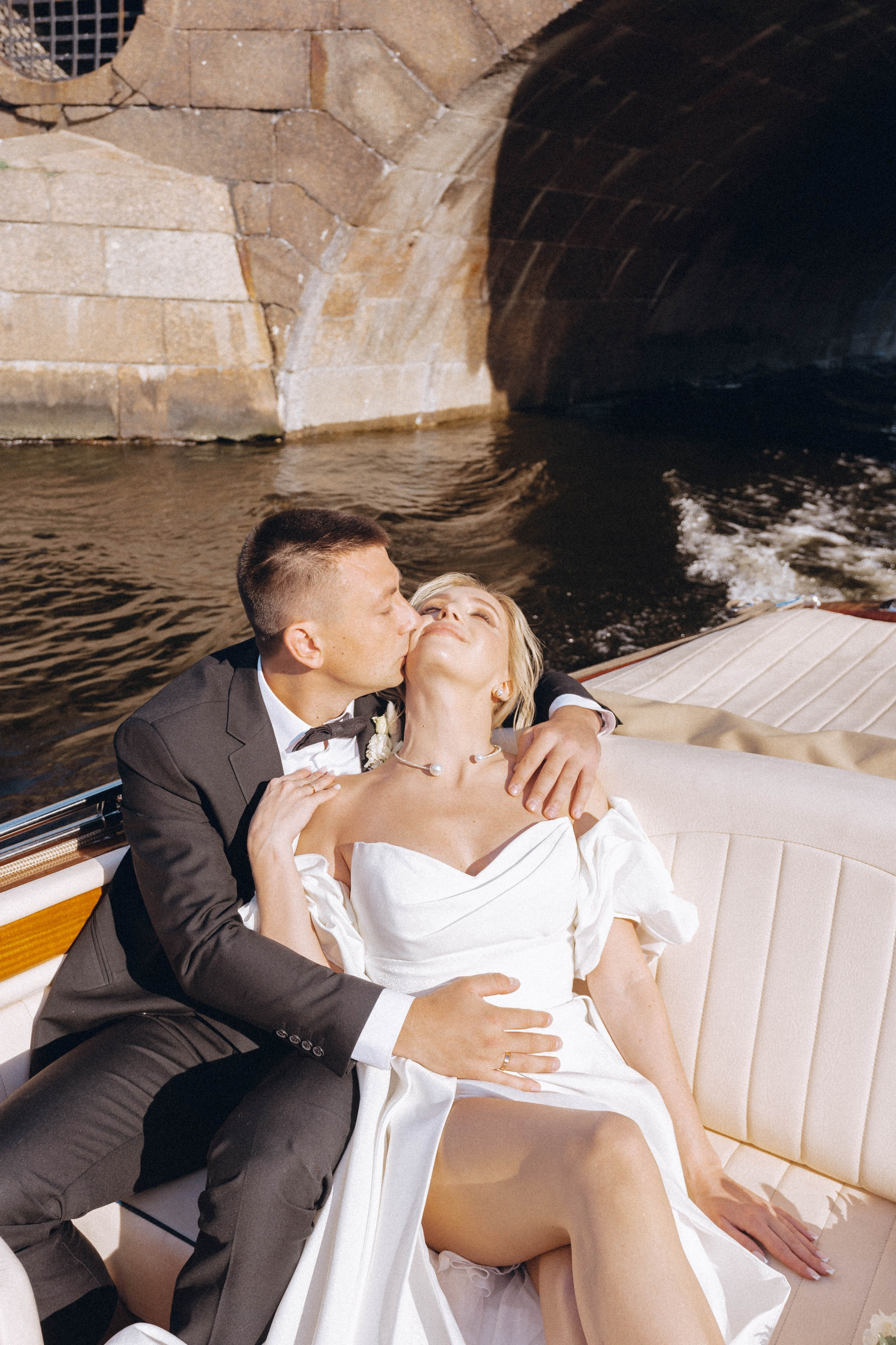 СВАДЕНБНАЯ СЬЕМКА НА КАТЕРЕ ПО КАНАЛАМ САНКТ-ПЕТЕРБУРГА И В АКВАТОРИИ НЕВЫ. Профессиональный фотограф, Санкт-Петербург — Виктория Богомолова
