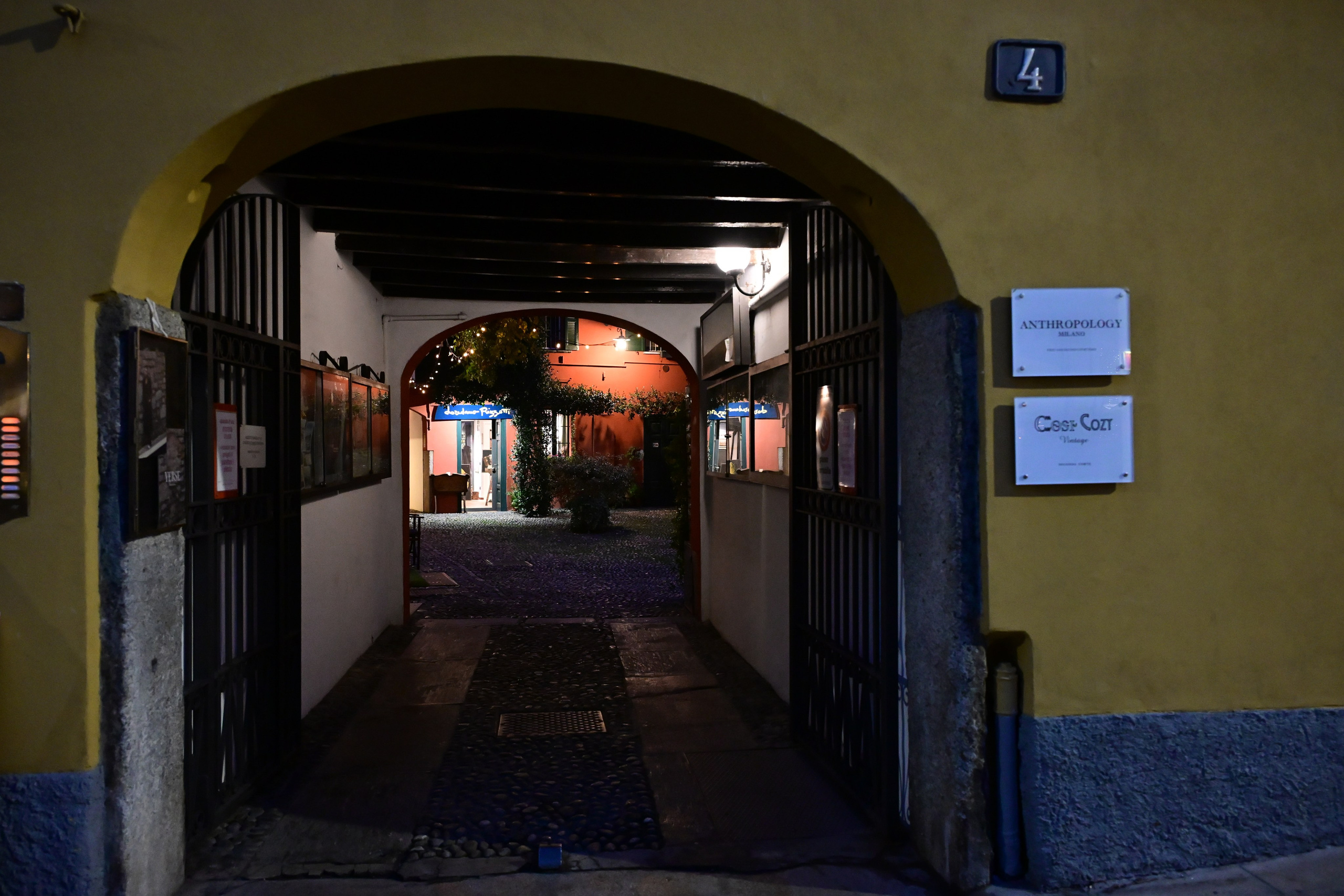 Milano: Navigli, City, Trams. Фотограф Минск