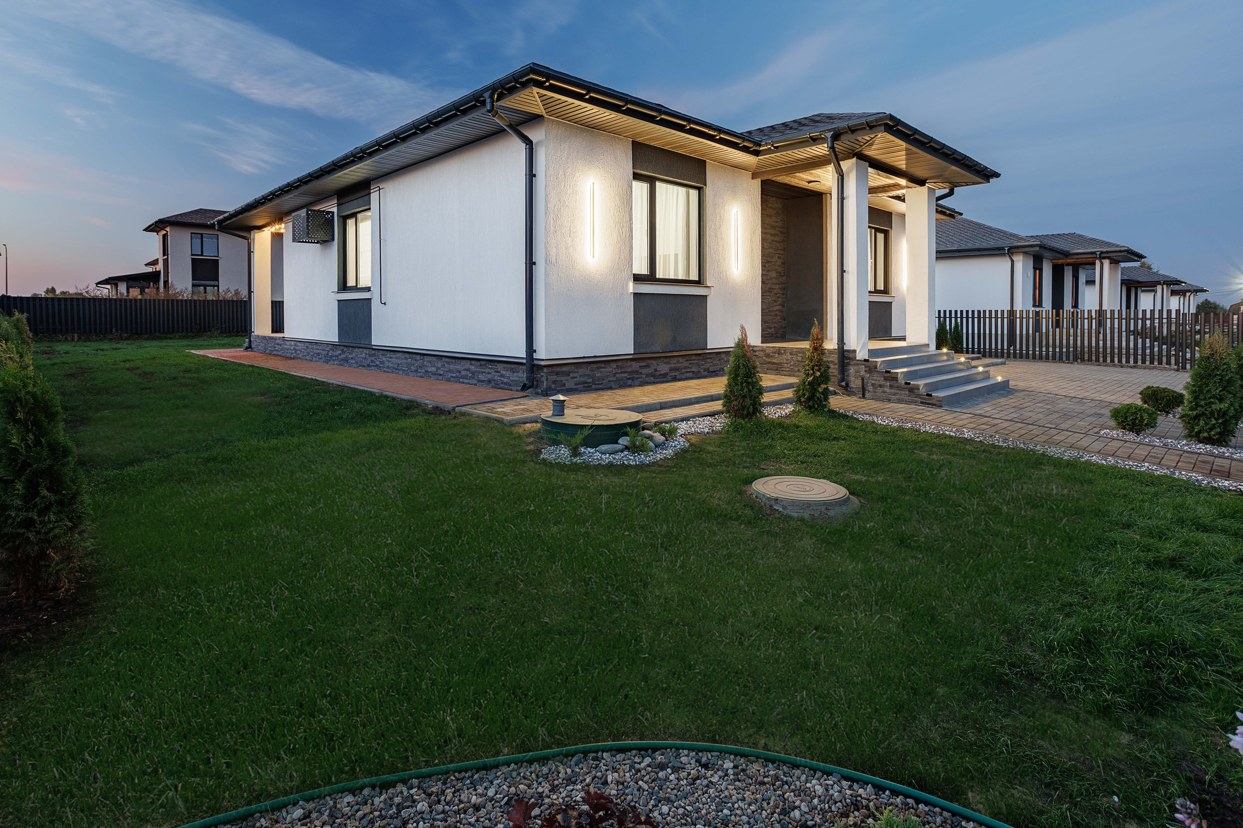 Для чего нужна профессиональная фотосъемка загородной недвижимостиПрофессиональная фотосъемка загородной недвижимости имеет ряд преимуществ, которые могут значительно повлиять на успешность продажи или аренды объектов. К основным причинам, по которым стоит обратиться к специалистам, можно отнести:Создание привлекательного имиджа. Качественные фотографии могут подчеркнуть уникальные особенности загородного дома, такие как ландшафт, архитектурные детали и уют интерьера.Увеличение интереса со стороны потенциальных клиентов. Исследования показывают, что объявления с профессиональными фотографиями получают больше откликов, чем те, что содержат любительские снимки.Поддержка маркетинговых кампаний. Профессиональные изображения могут использоваться в различных рекламных материалах, включая сайты, социальные сети и печатные издания