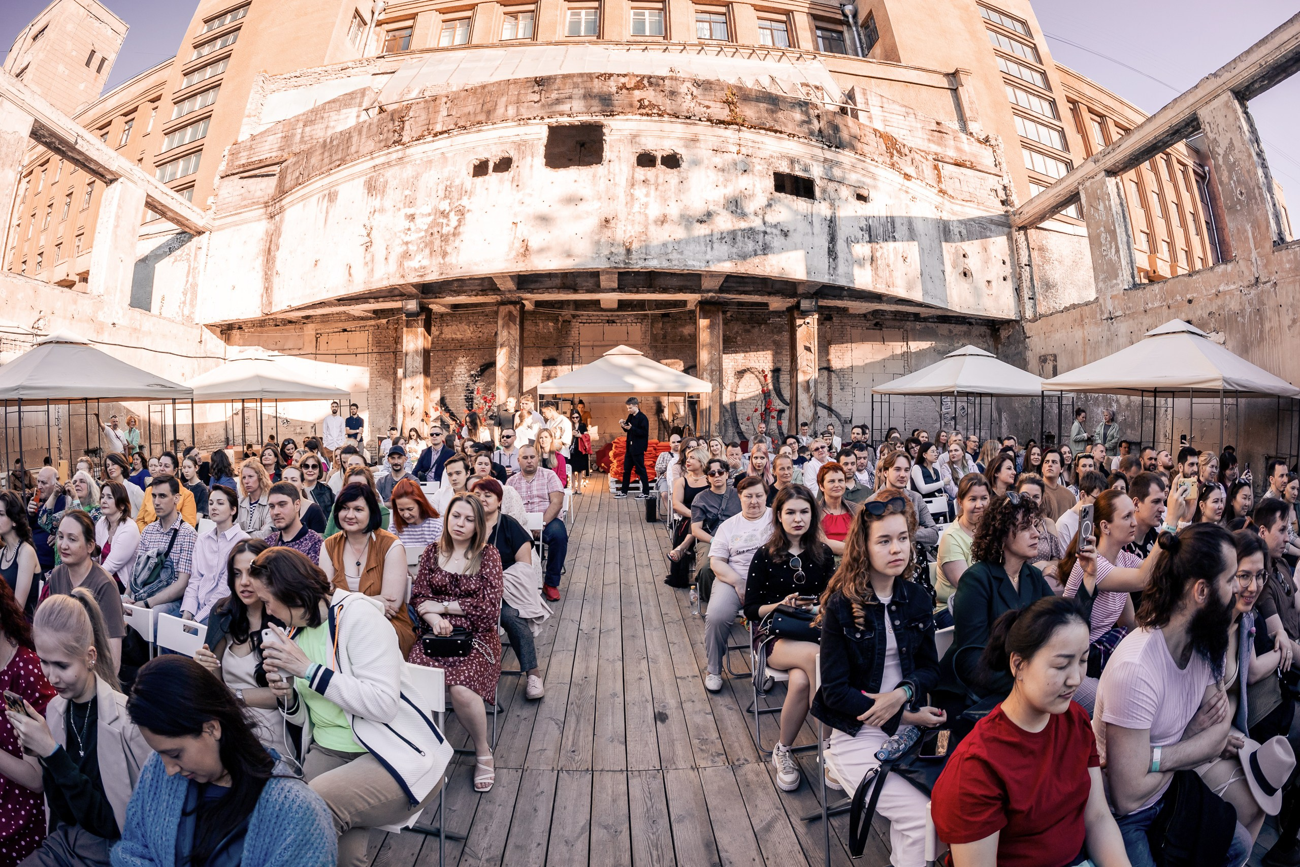 Вид на зрителей от сцены под открытым небом