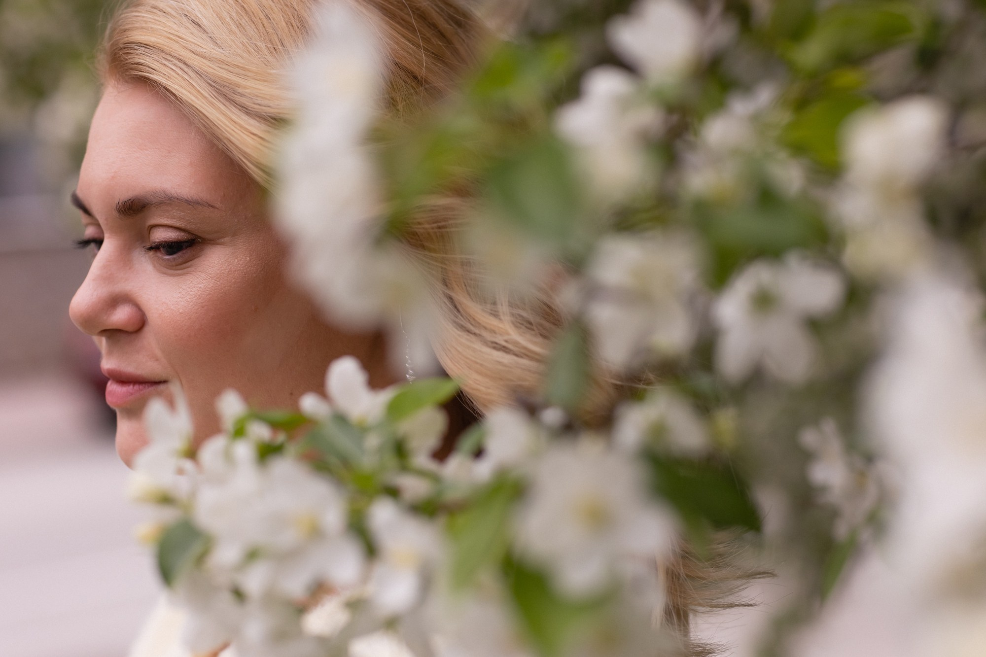 Цветущие яблони в городе Н. Семейный фотограф в Новосибирске Инна Кузнецова