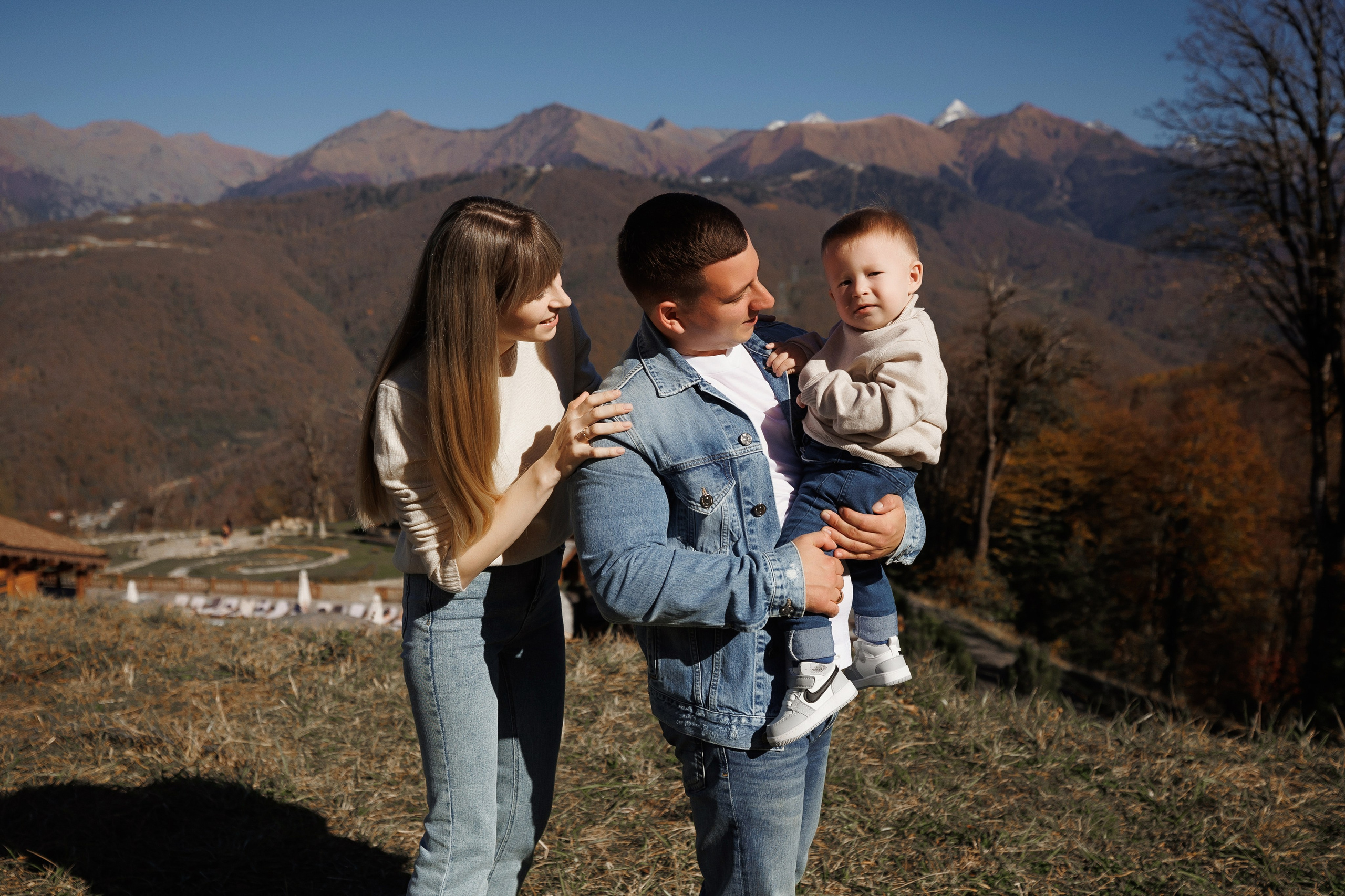 Семейная фотосессия в Красной поляне. Свадебный и семейный фотограф в Сочи Денис Вялов