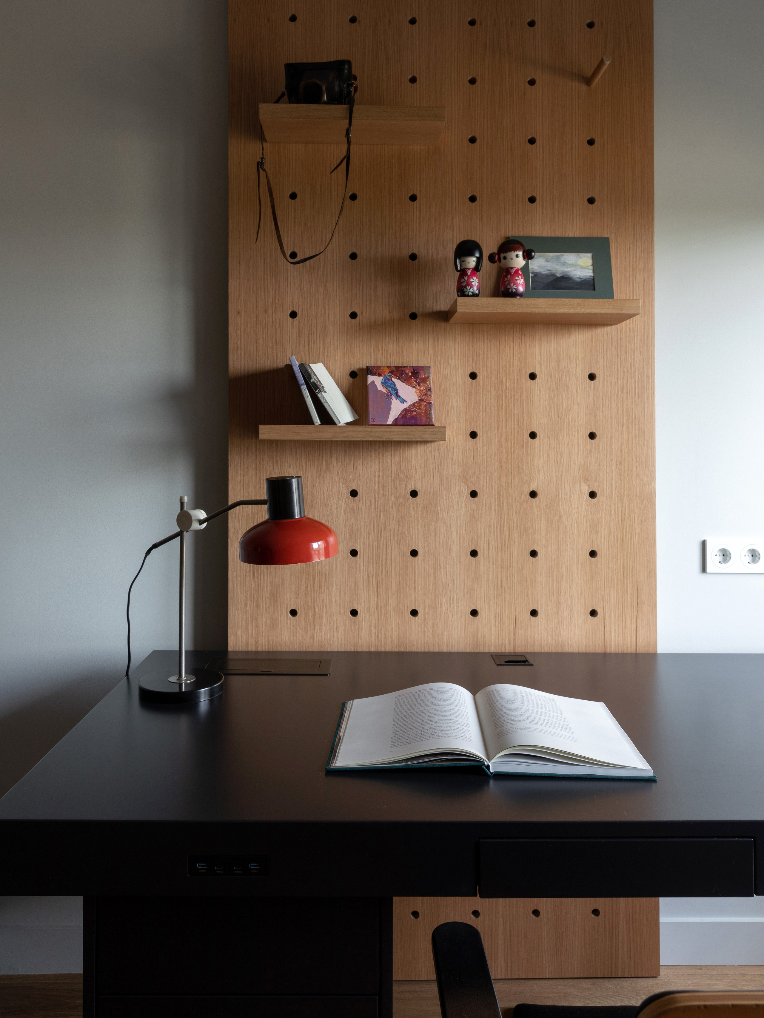 Парадная. «Roots» полный цикл производства мебели и интерьерных решений