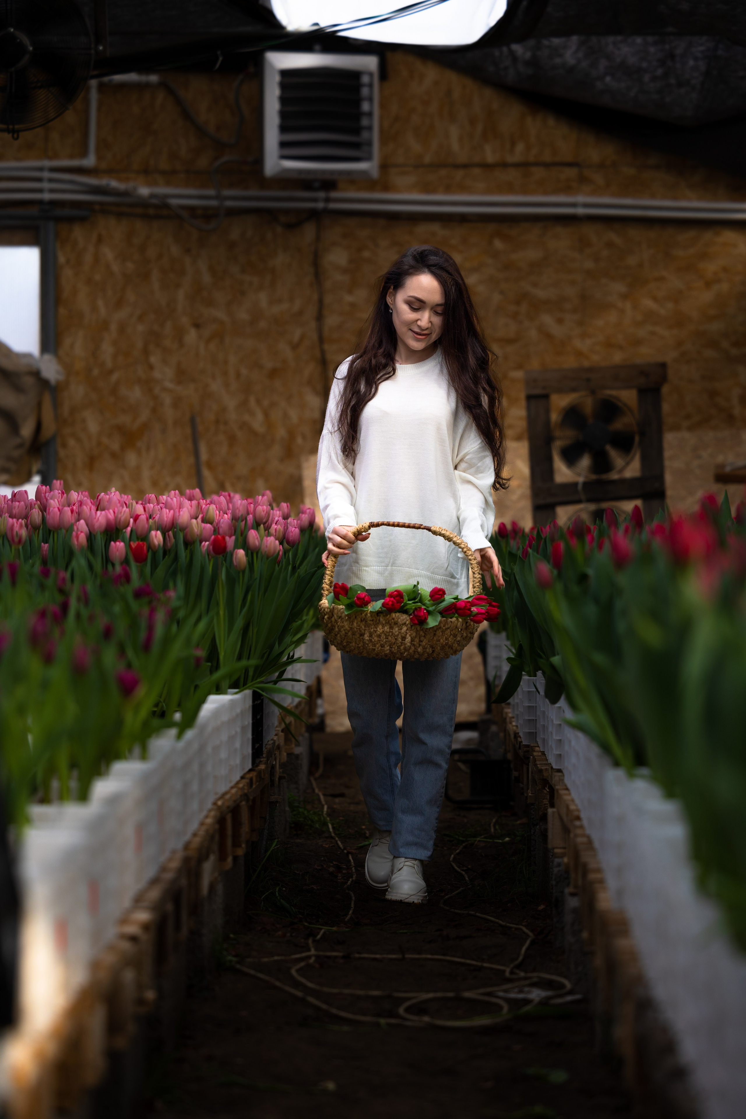 Фотосессия в теплице с тюльпанами. Свадебный фотограф Астрахань