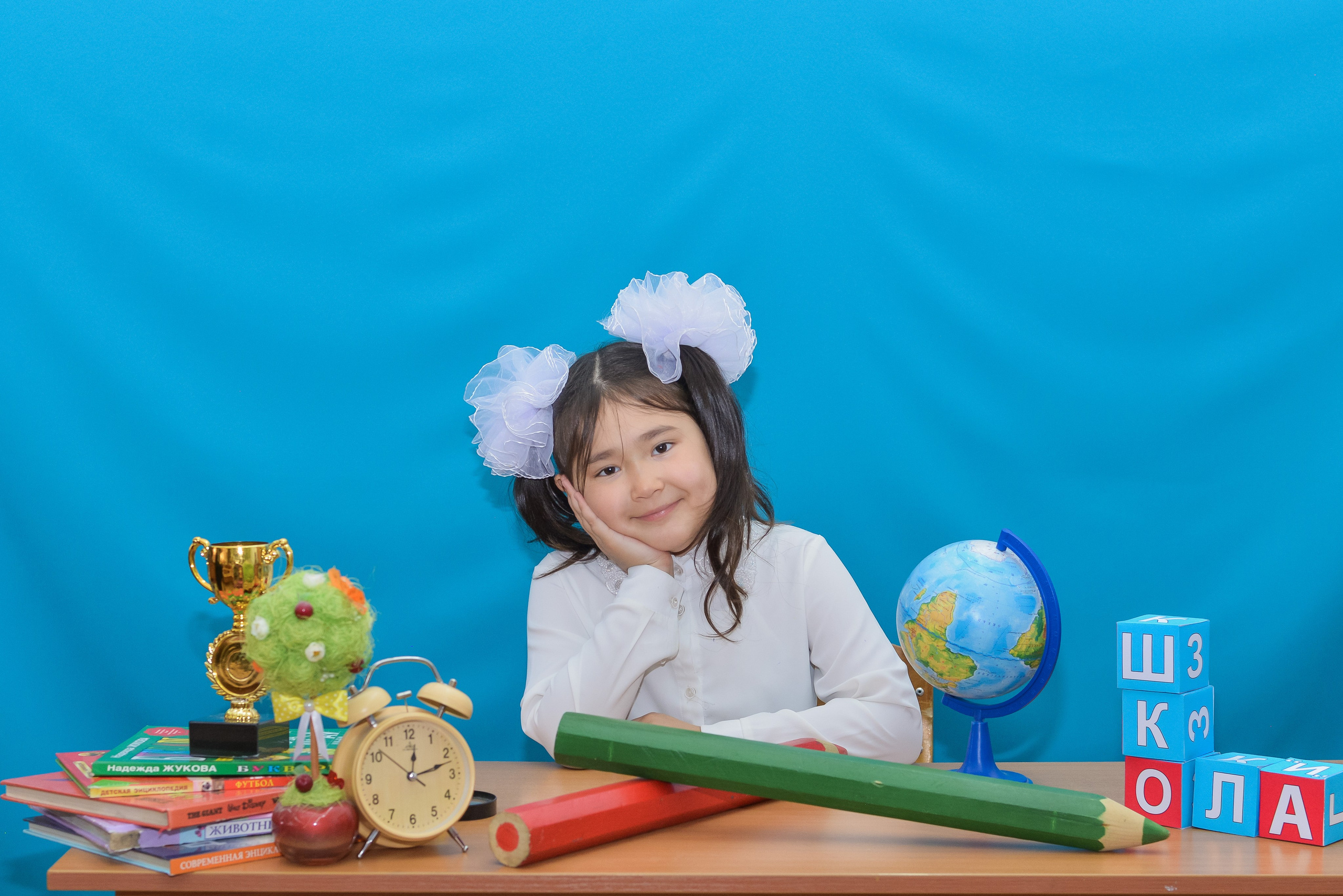 Первоклашки на синем фоне. Детский и школьный фотограф в Костанае Рабига Сейткенова