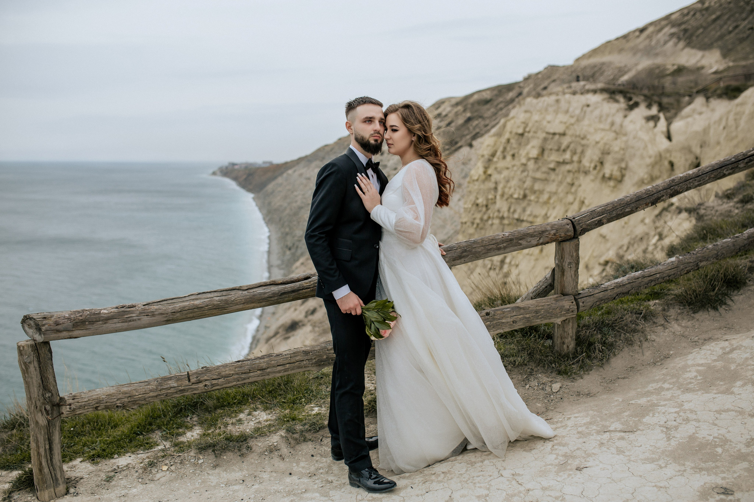 Жених и невеста на фотосессии в автокемпинге Рай.