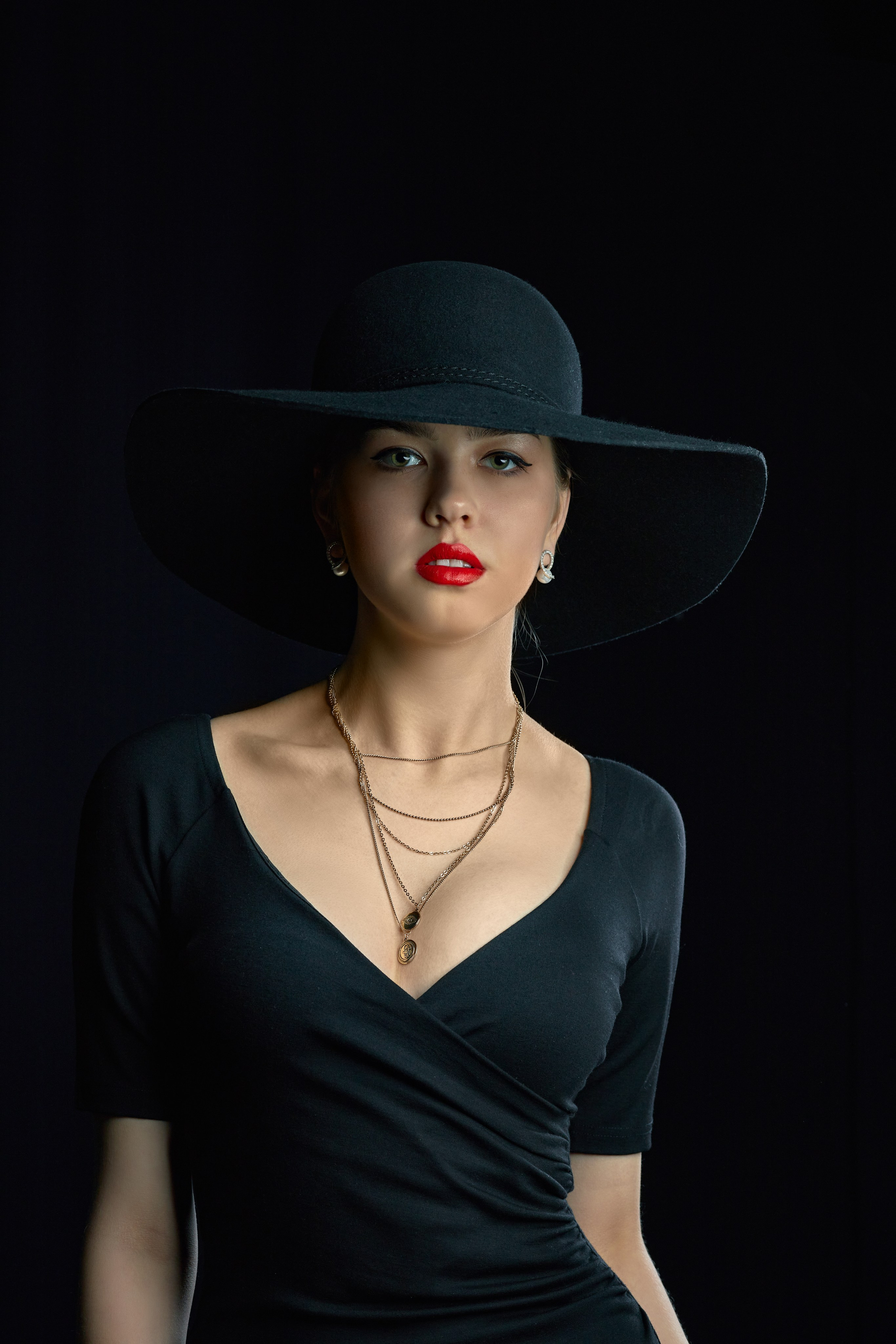 Студийный портрет, девушка в черной шляпе
