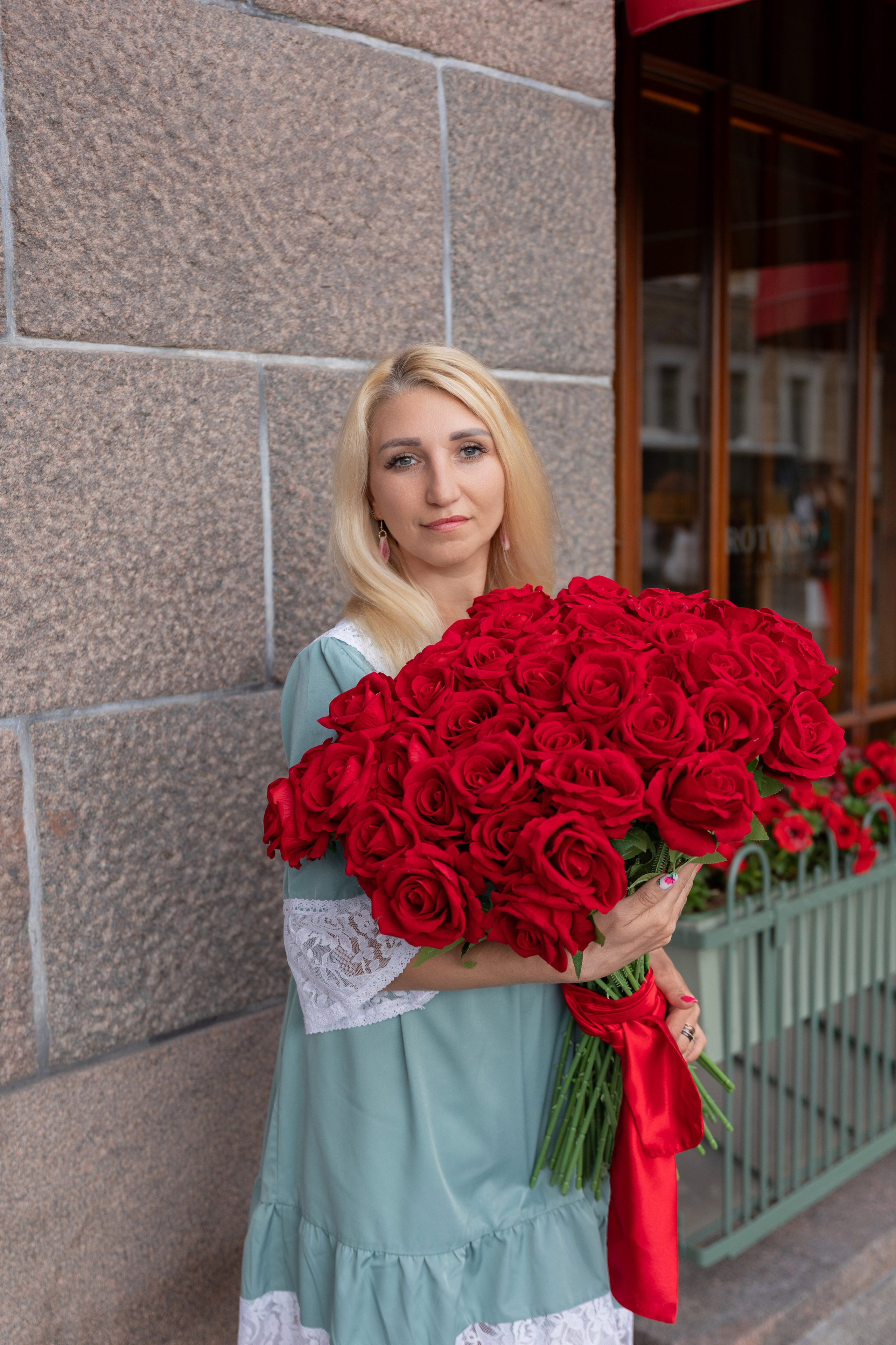 Фотопрогулка в центре с букетом красных роз. Семейный и свадебный фотограф в Санкт-Петербурге Татьяна Швыкова