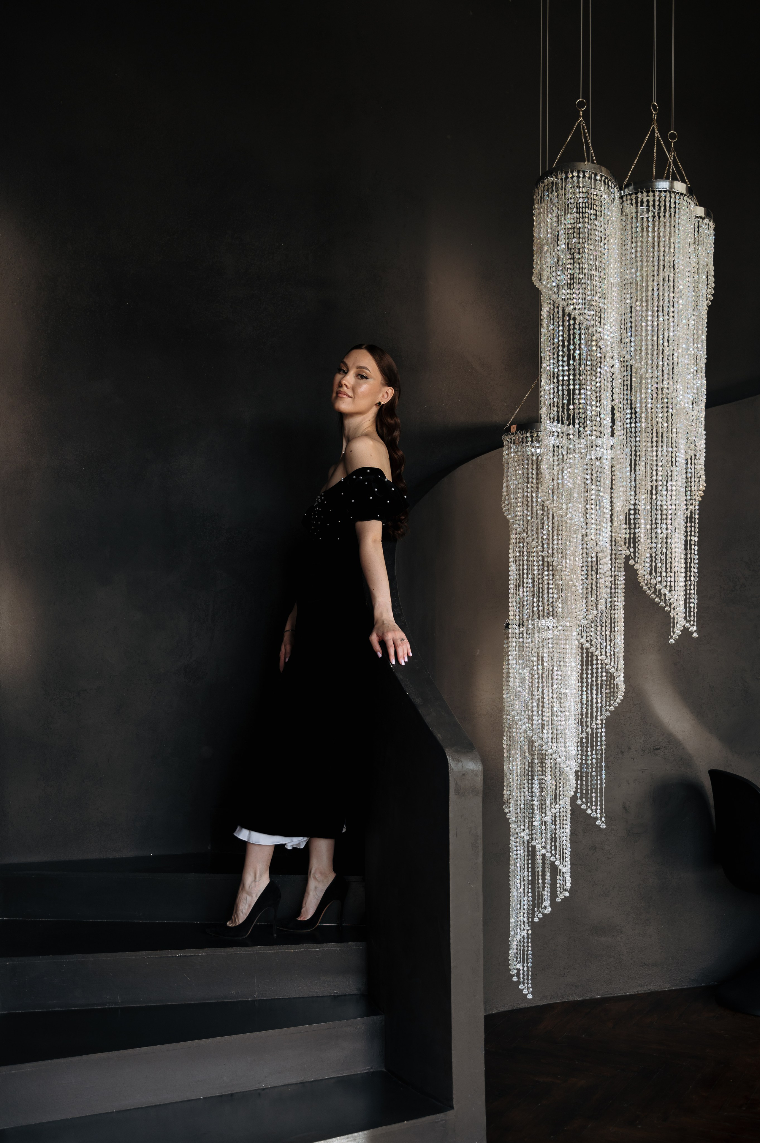 Настя — фотосессия в темной студии с хрустальной люстрой. Портретный и семейный фотограф в Екатеринбурге Мария Чахеева