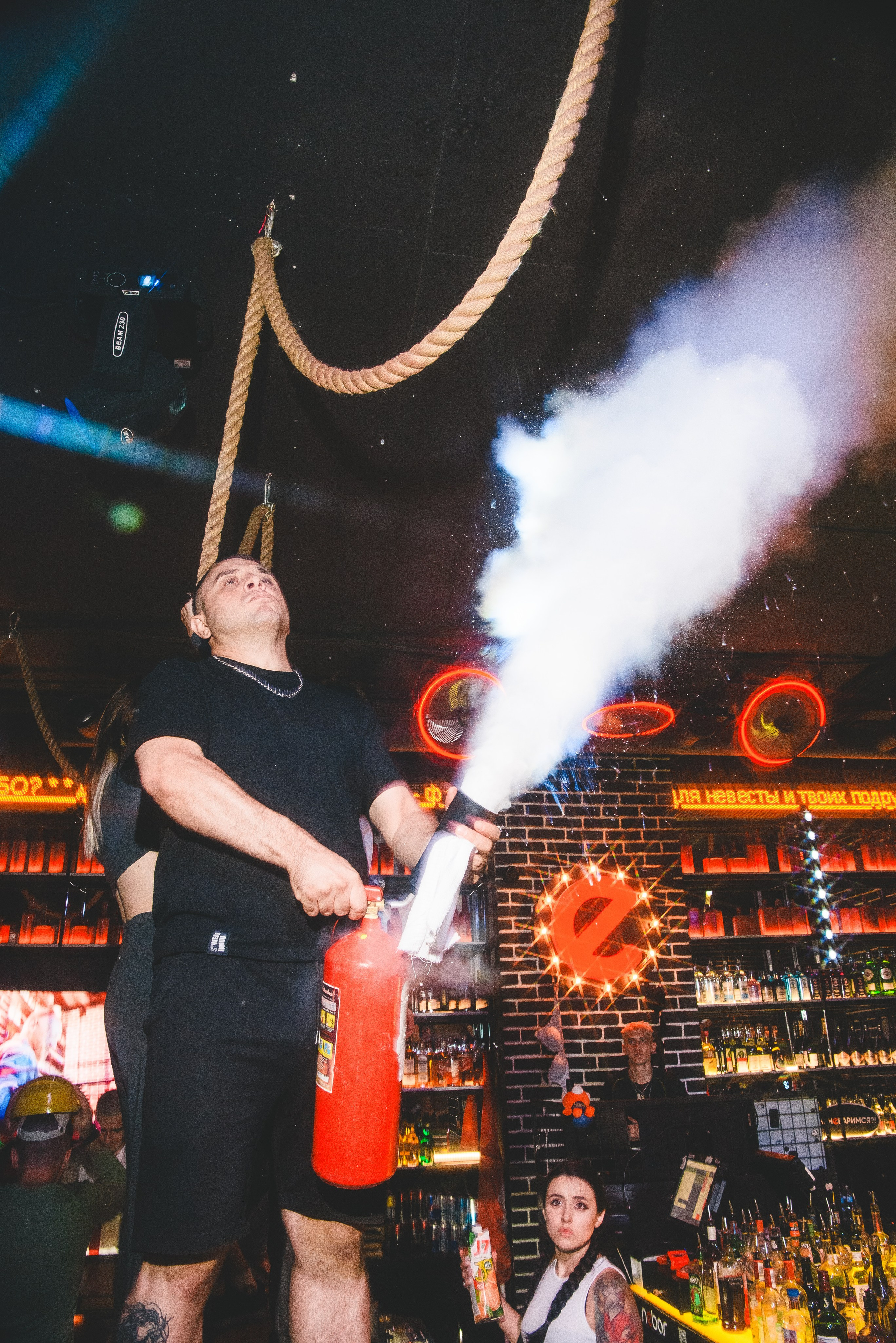 Фотоотчёты о вечеринках для НеБар Волгоград. Или стиль «пьяный фотограф». Фотограф в Волгограде и Волжском Александр Горбань