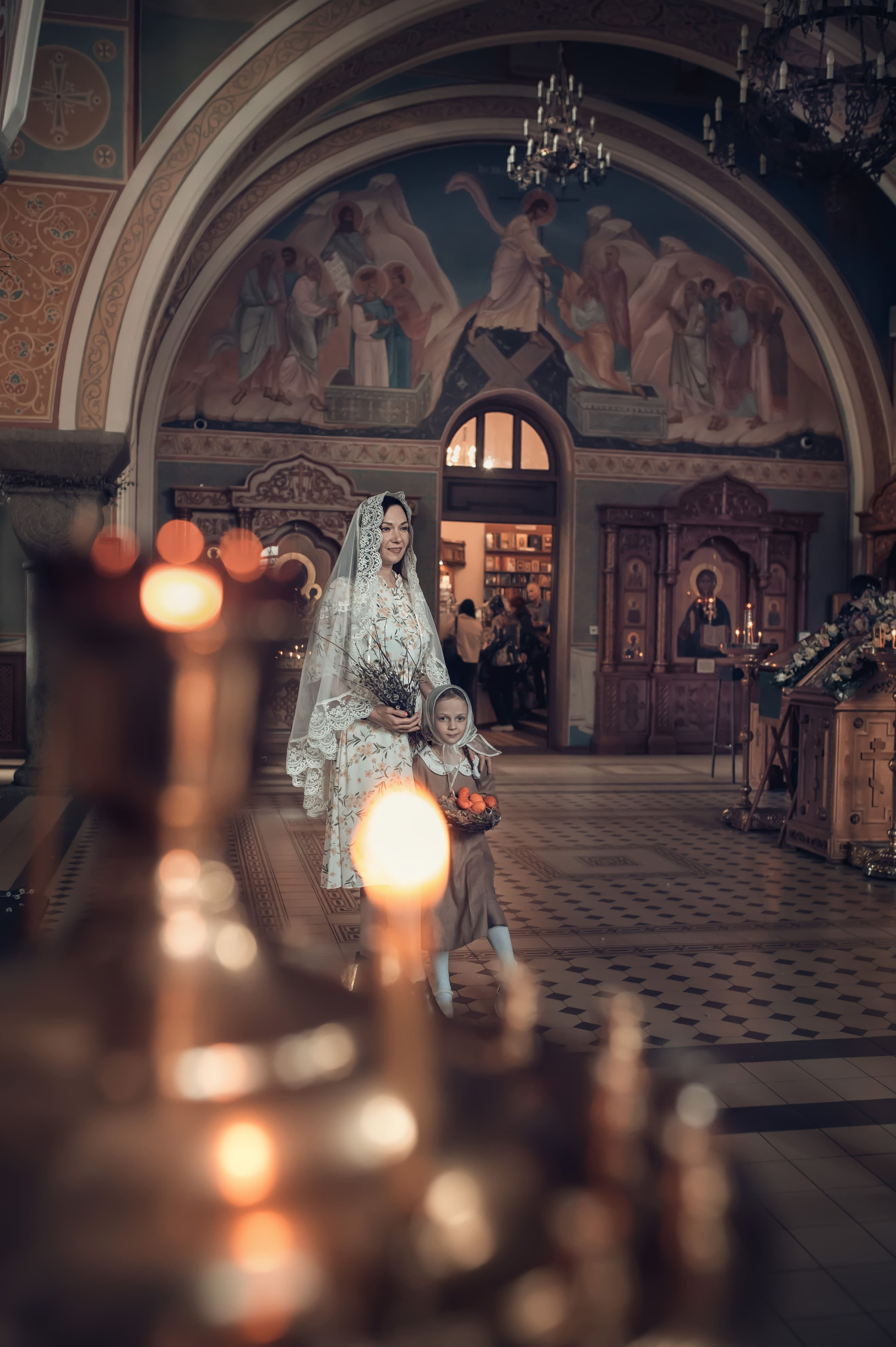 Ниночка с мамой Еленой в вербное воскресенье. Фотографы крещения/венчания  Красноярск Татьяна и Вячеслав Переваловы