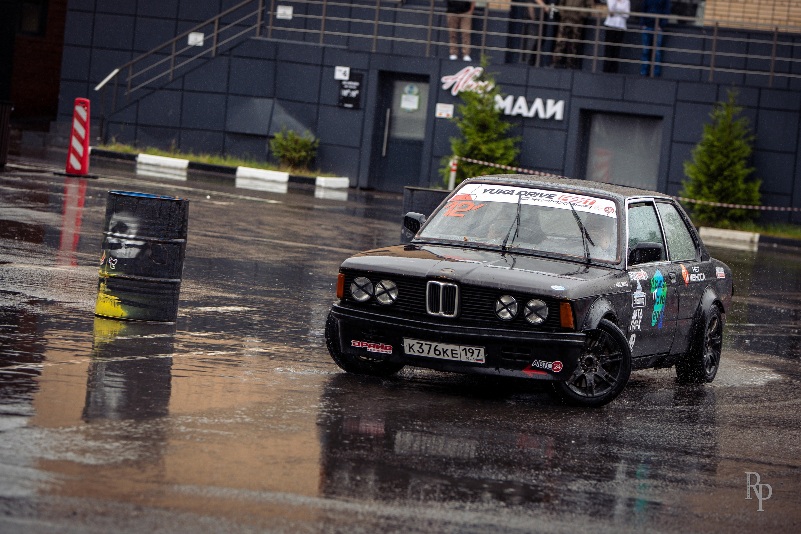 SHOWDOWN. Rusty Photographer