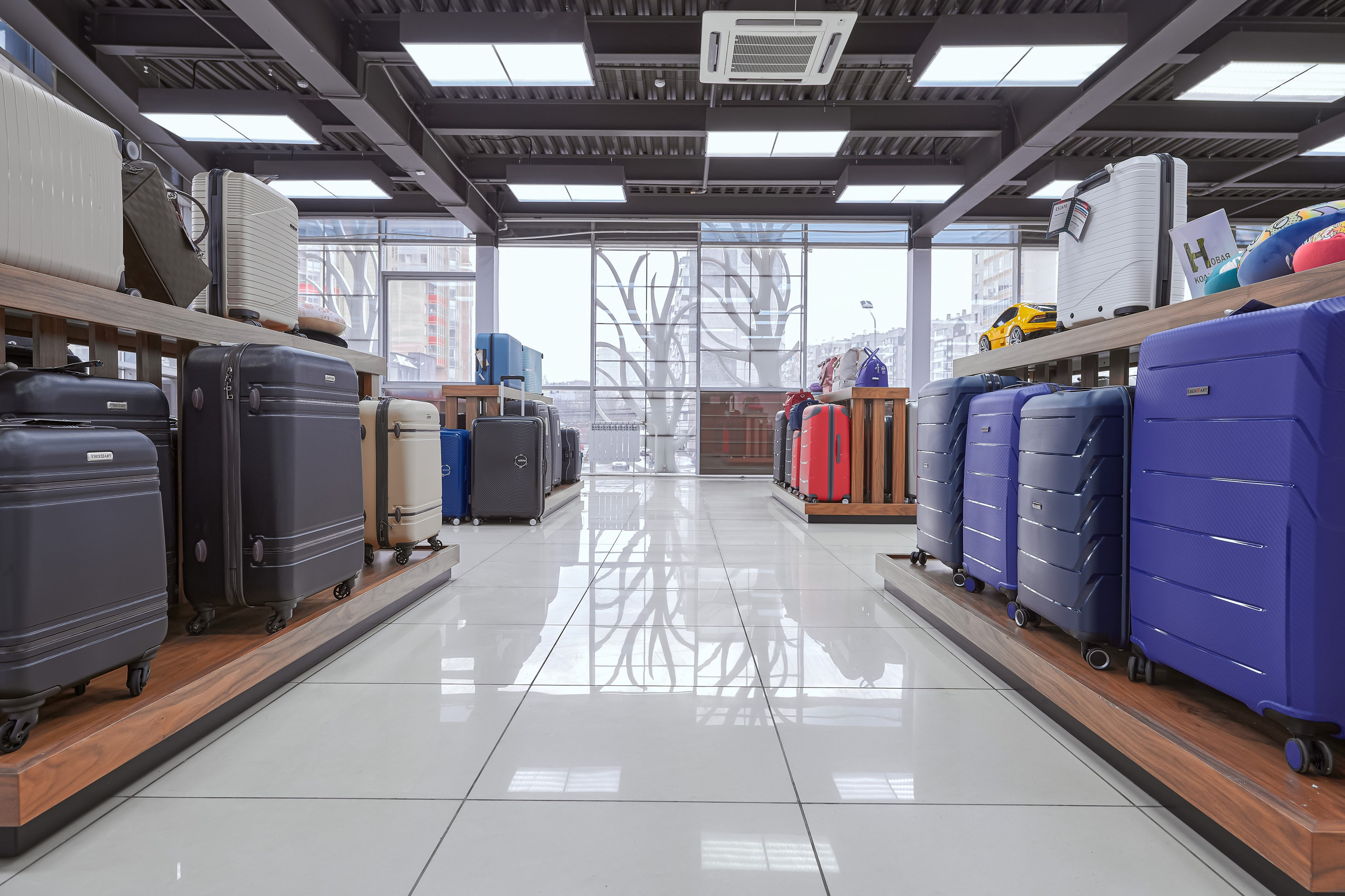 Портфолио по интерьерной и экстерьерной фотосъёмки: Мир сумок — Левый берег. Фотограф Яковлев Роман — Красноярск