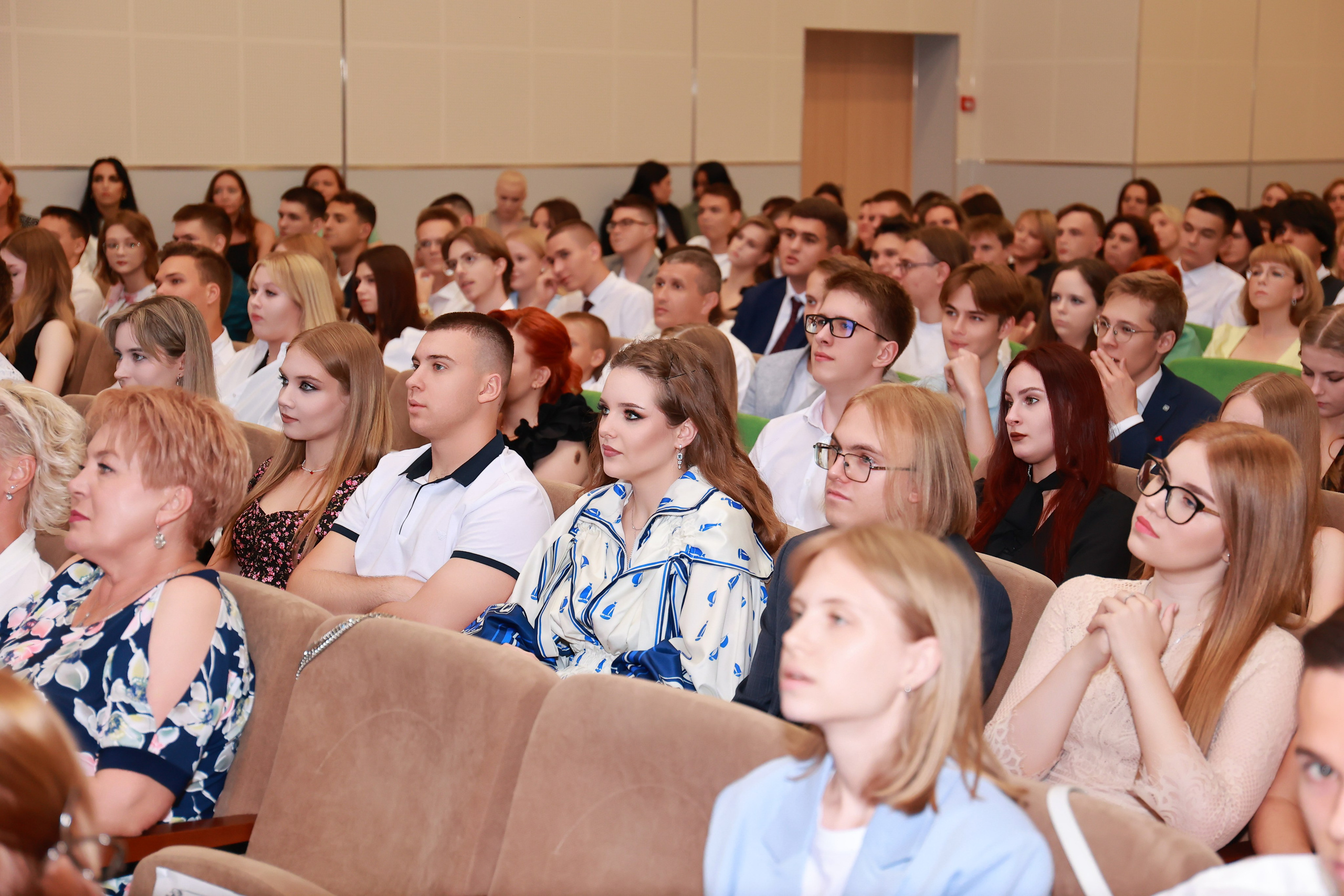 Вручение аттестатов Гимназия 87. Детский семейный фотограф Краснодар