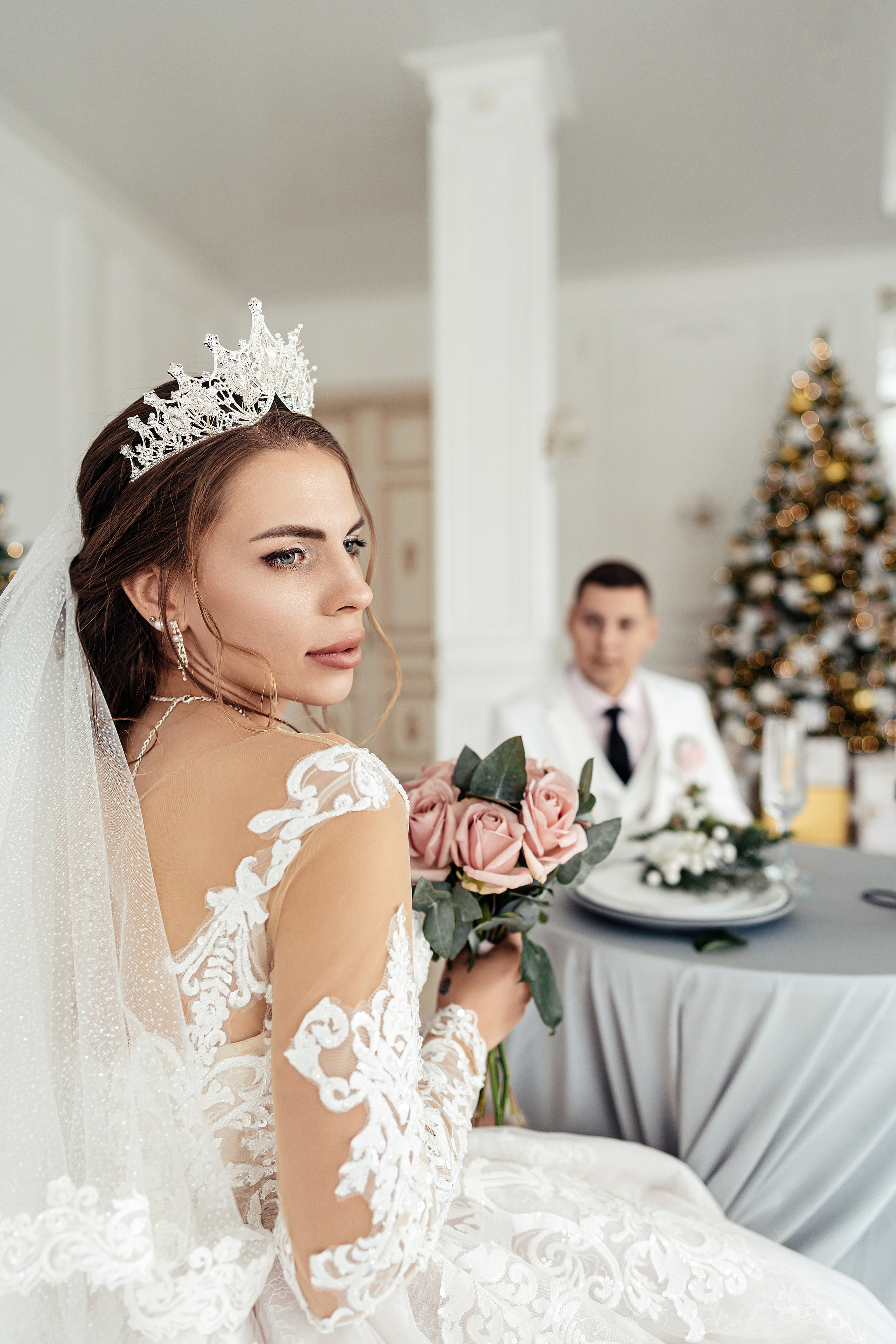 Свадебная новогодняя фотосессия невесты с женихом