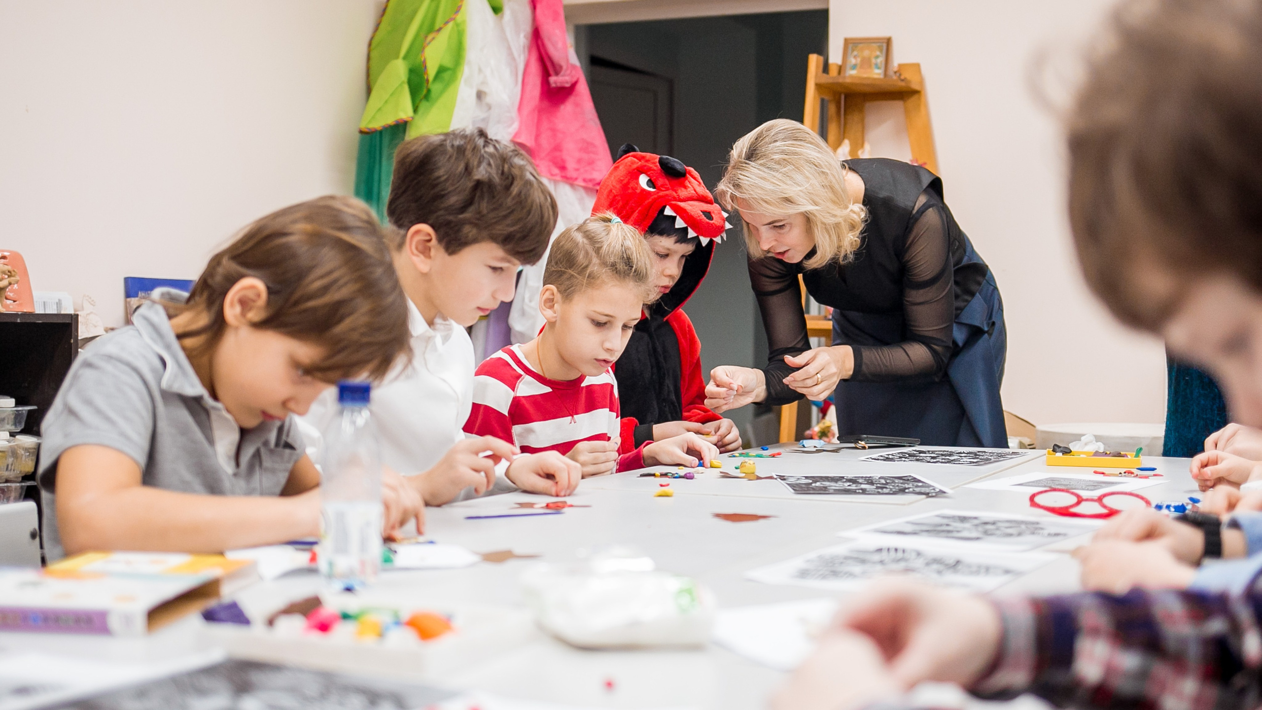 Школьники делают поделки к Новому году. Репортажный фотограф Борис Геер